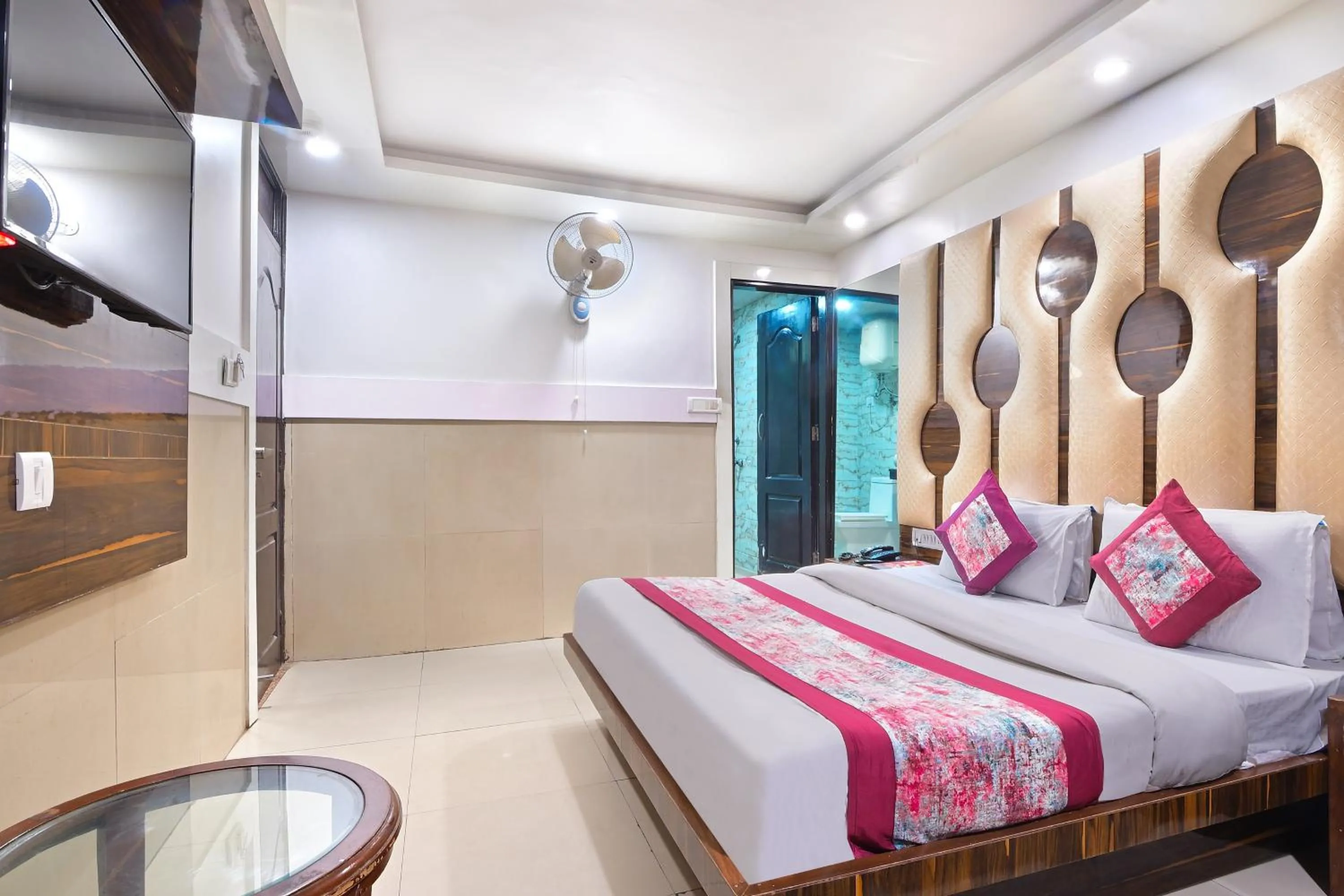 Bedroom, Bed in Hotel Glow Inn Paharganj-3 Mins Walk From New Delhi Railway Station