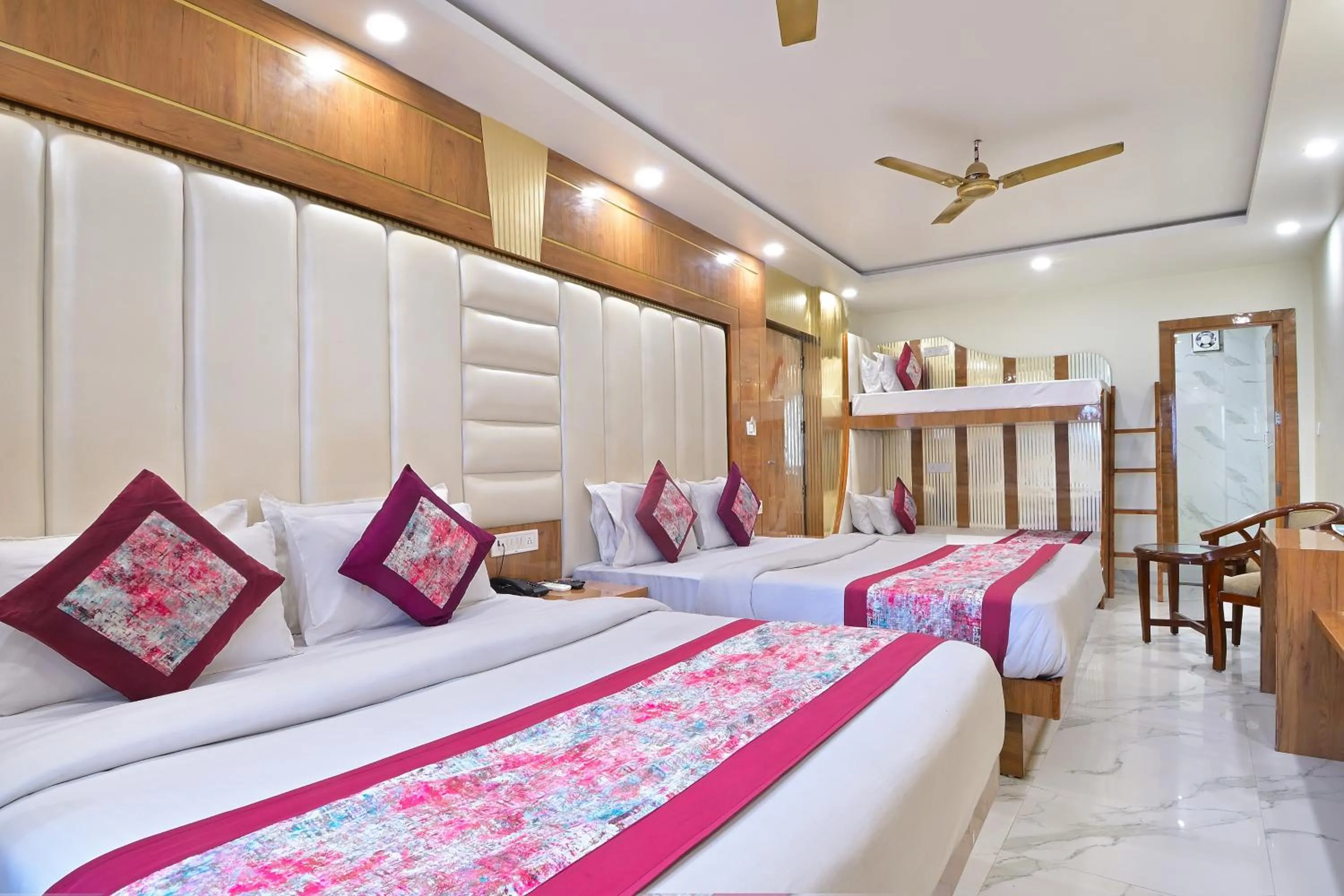 Bed in Hotel Glow Inn Paharganj-3 Mins Walk From New Delhi Railway Station