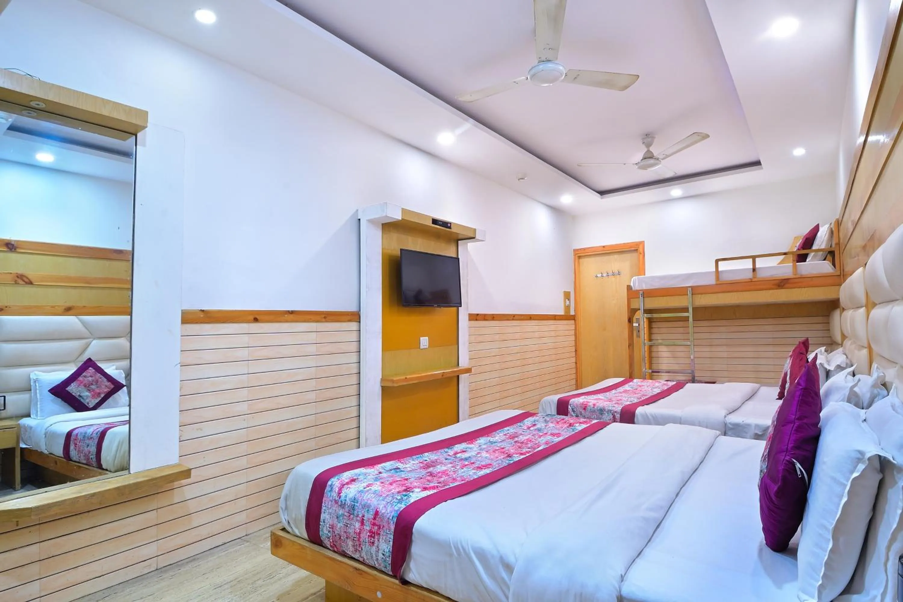 TV and multimedia, Bed in Hotel Glow Inn Paharganj-3 Mins Walk From New Delhi Railway Station