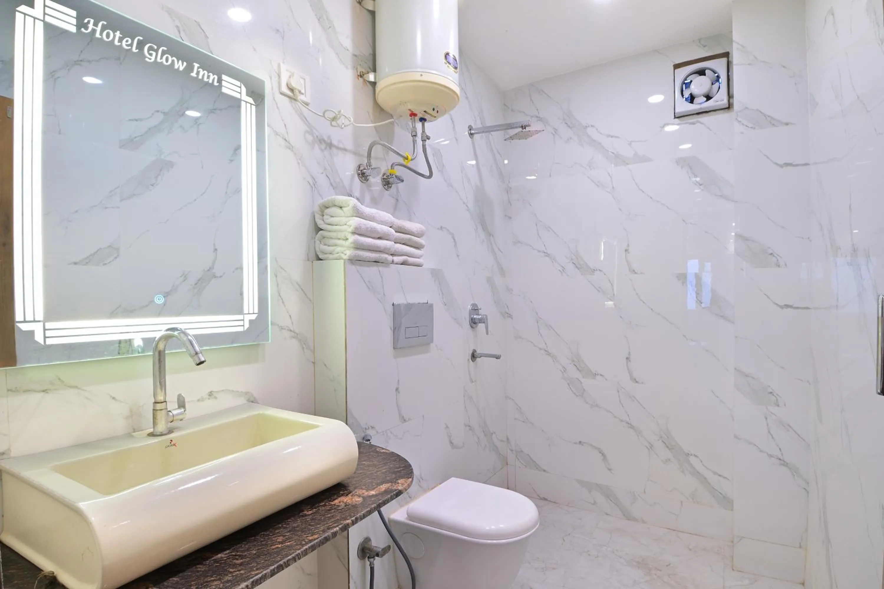 Toilet in Hotel Glow Inn Paharganj-3 Mins Walk From New Delhi Railway Station