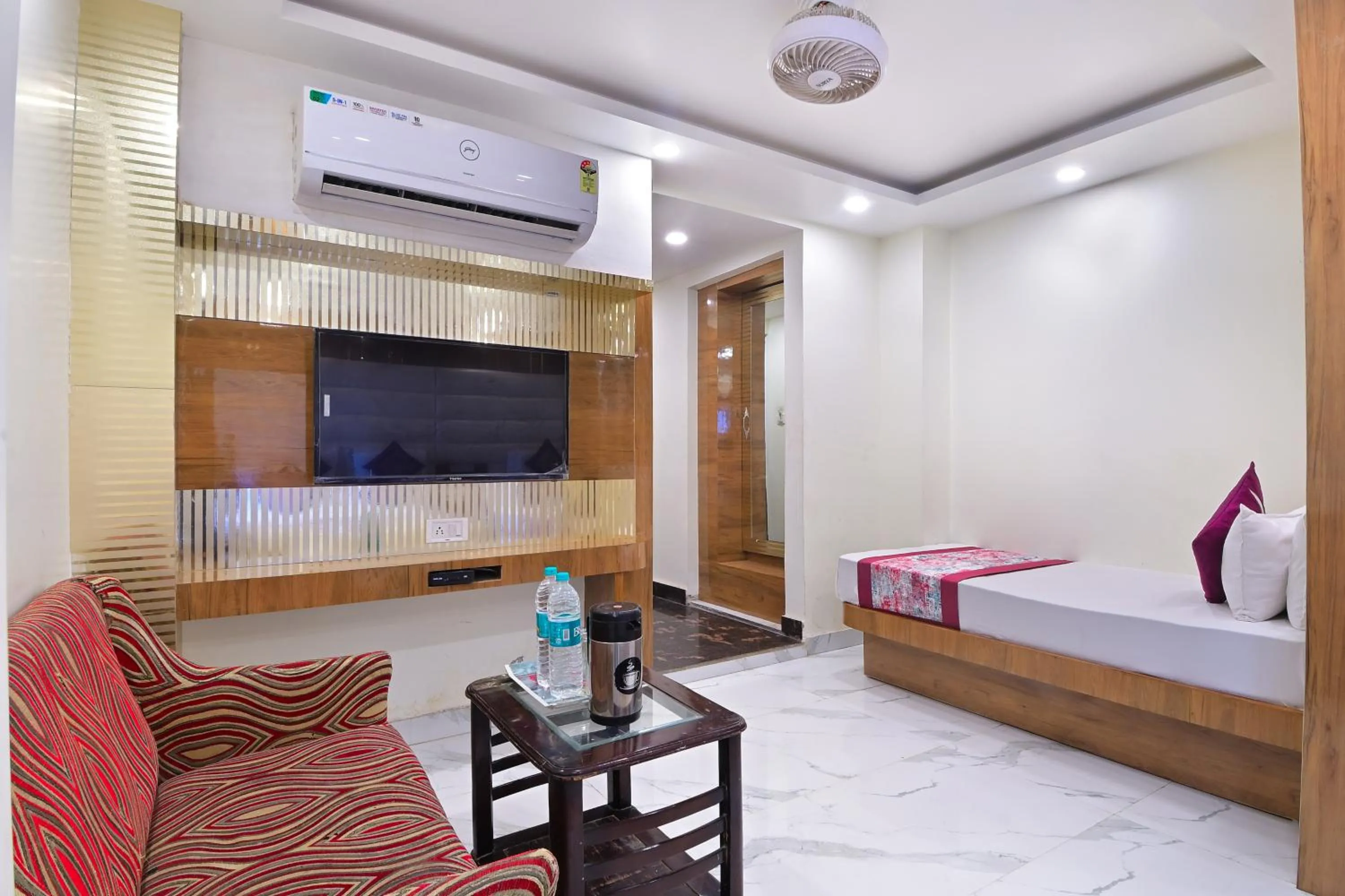 Bedroom, Bed in Hotel Glow Inn Paharganj-3 Mins Walk From New Delhi Railway Station