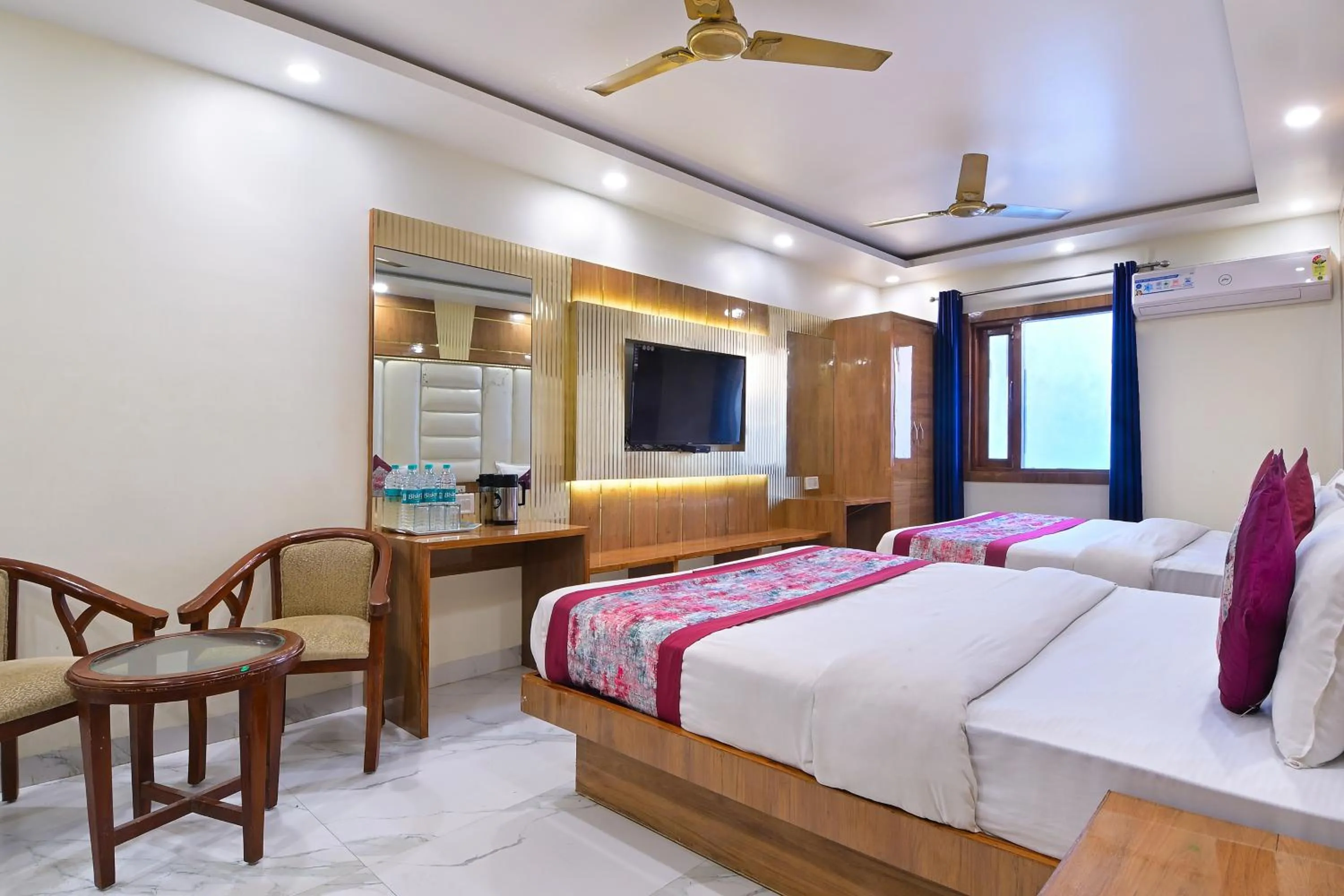 TV and multimedia, Bed in Hotel Glow Inn Paharganj-3 Mins Walk From New Delhi Railway Station