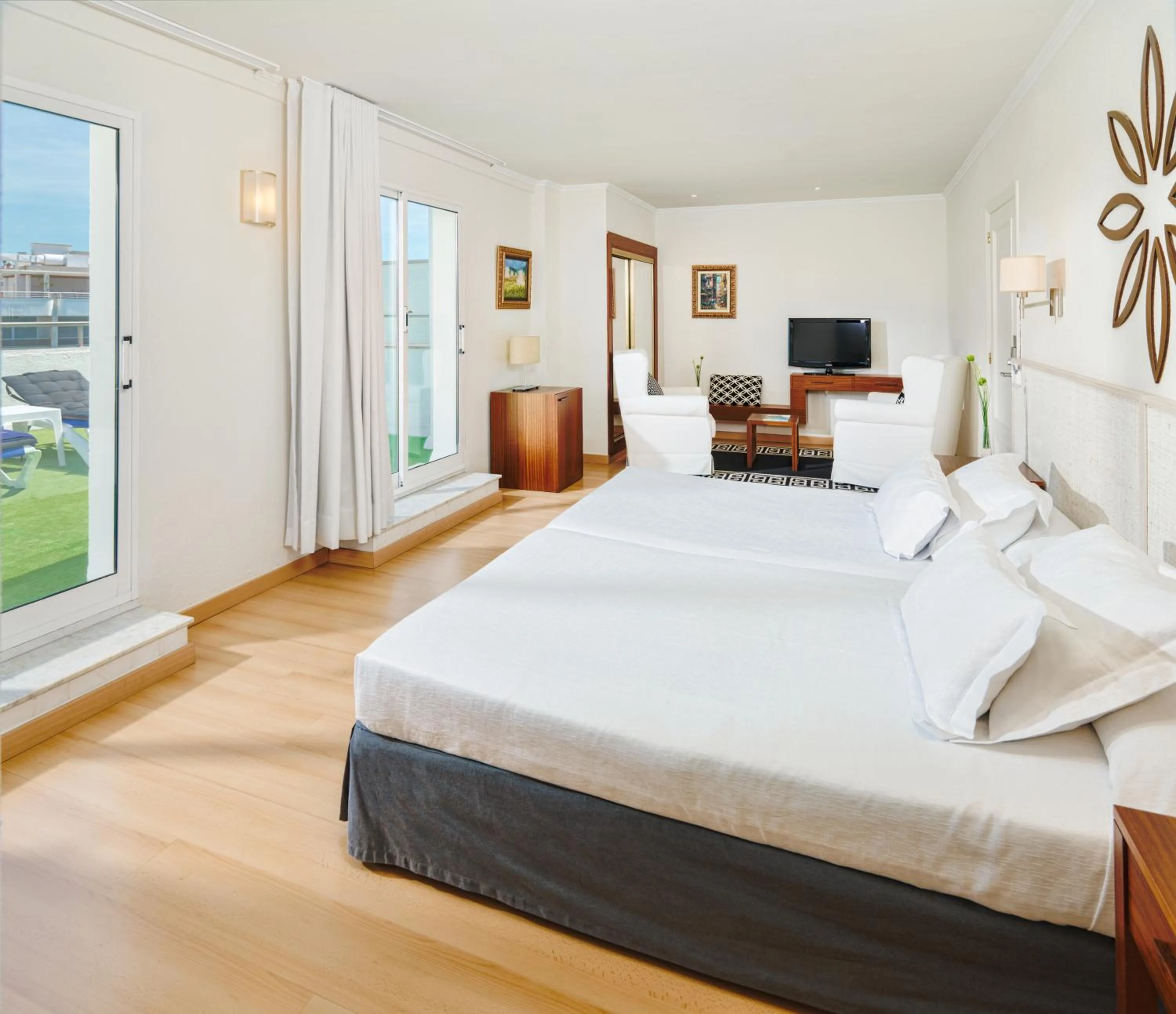 Photo of the whole room, Bed in H10 Delfín - Adults Only