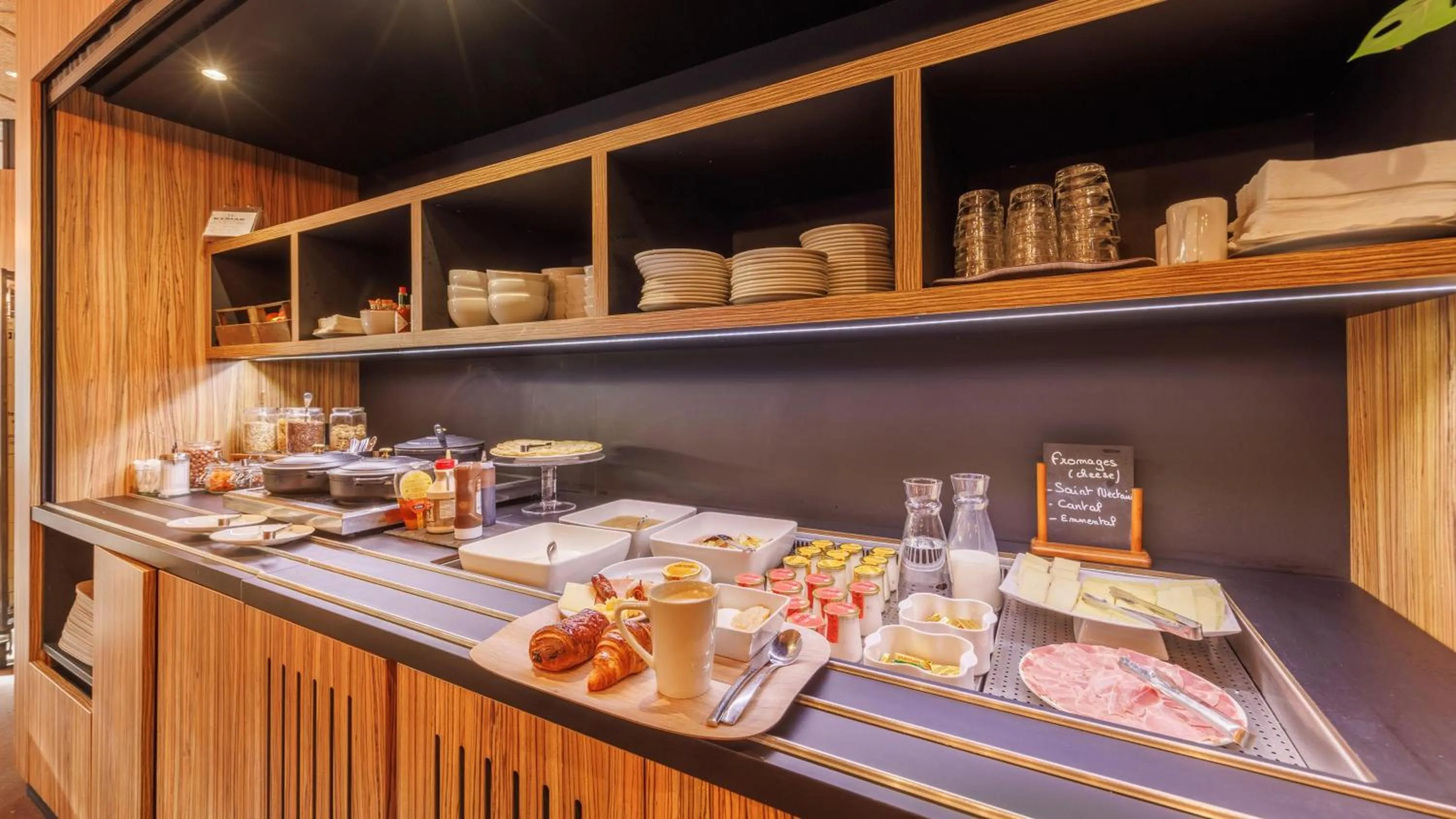 Breakfast in Kyriad Clermont Ferrand Nord - Riom