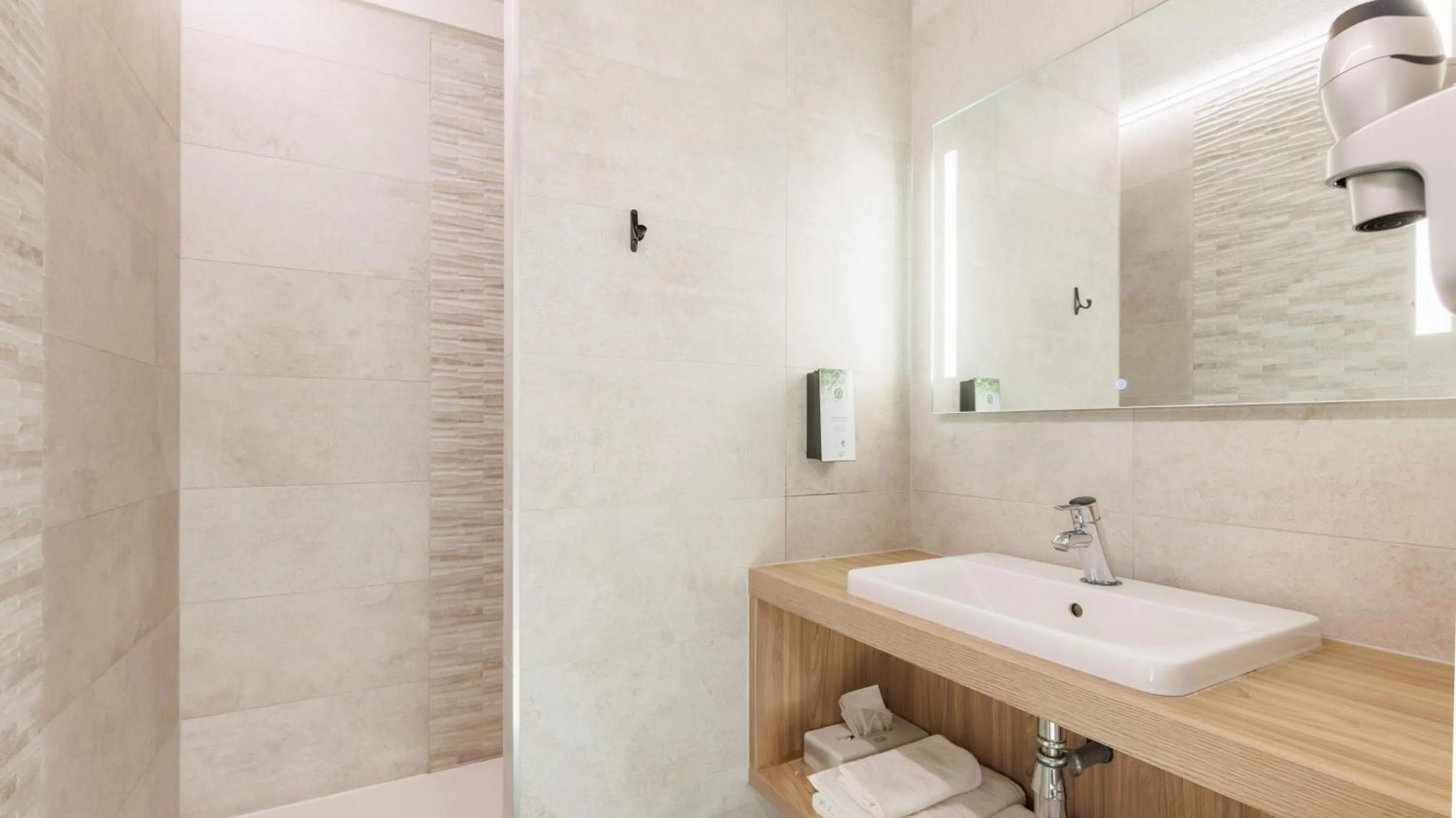 Bathroom in Kyriad Clermont Ferrand Nord - Riom