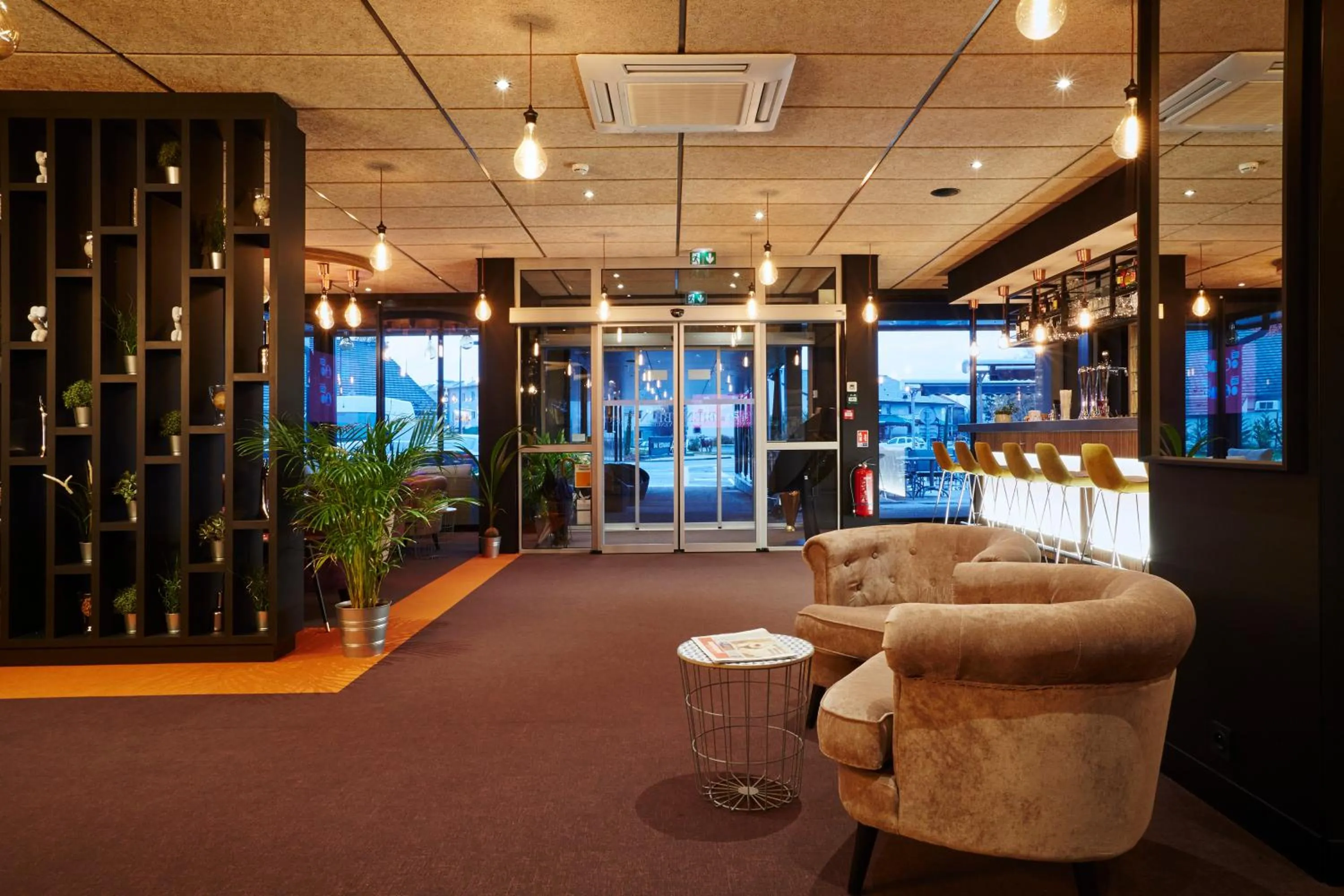 Lounge or bar in Kyriad Clermont Ferrand Nord - Riom