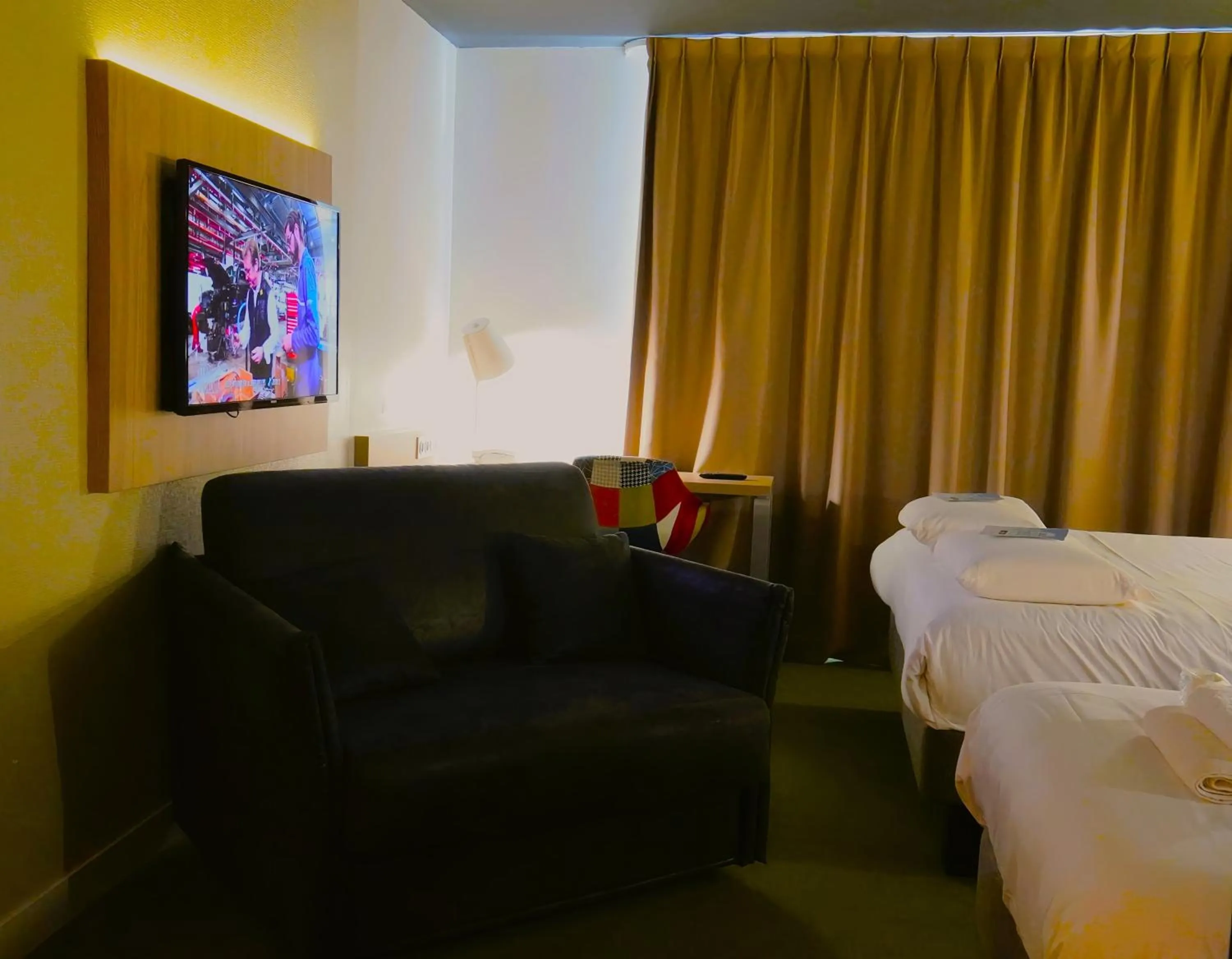 Bed in Kyriad Clermont Ferrand Nord - Riom