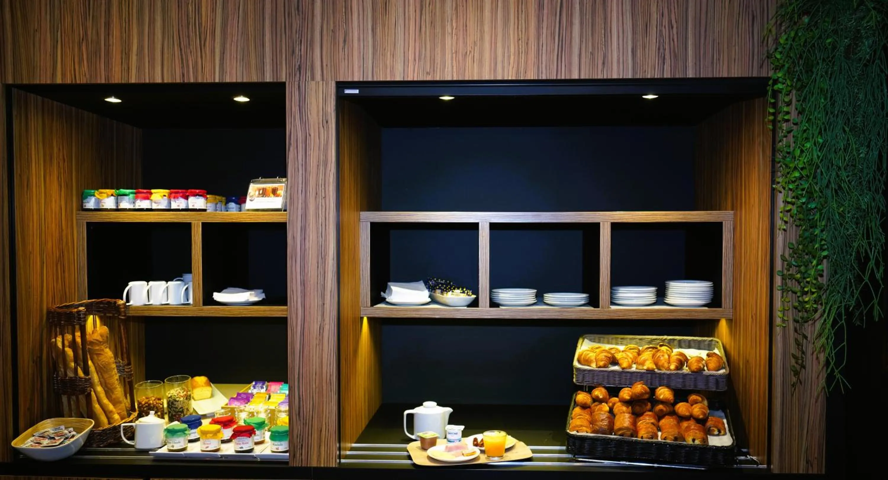 Breakfast in Kyriad Clermont Ferrand Nord - Riom