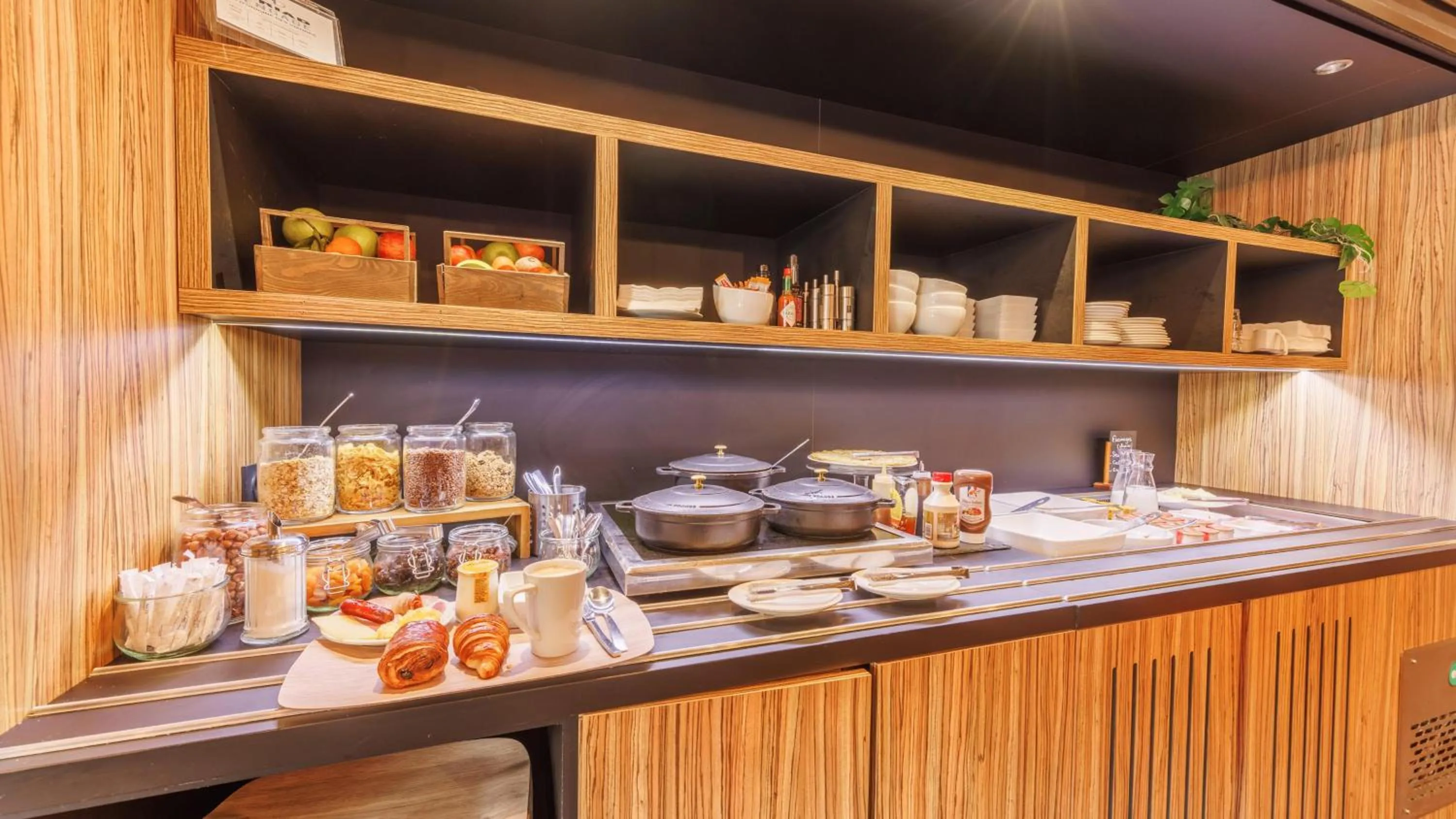 Breakfast in Kyriad Clermont Ferrand Nord - Riom