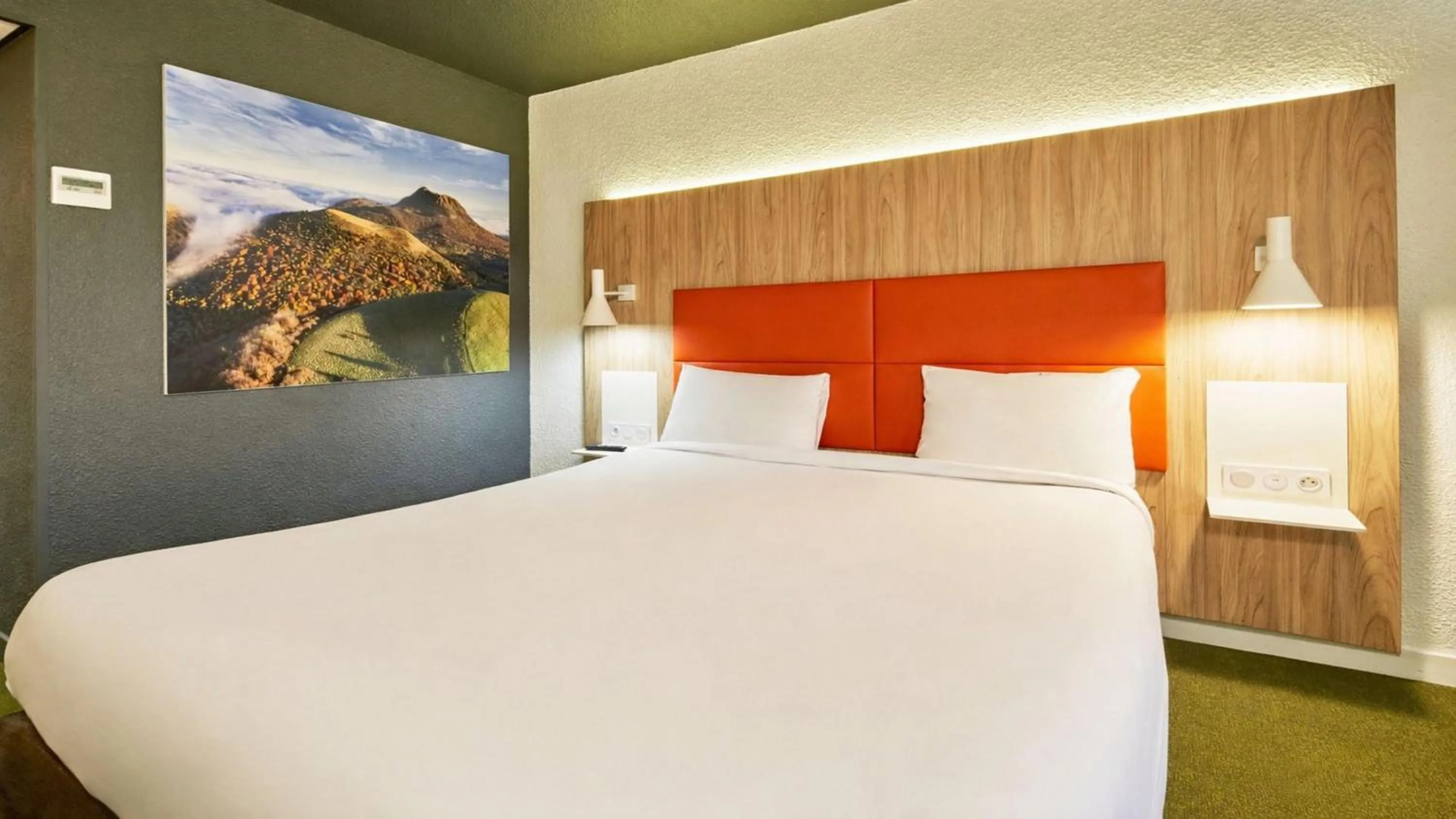 Property building, Bed in Kyriad Clermont Ferrand Nord - Riom