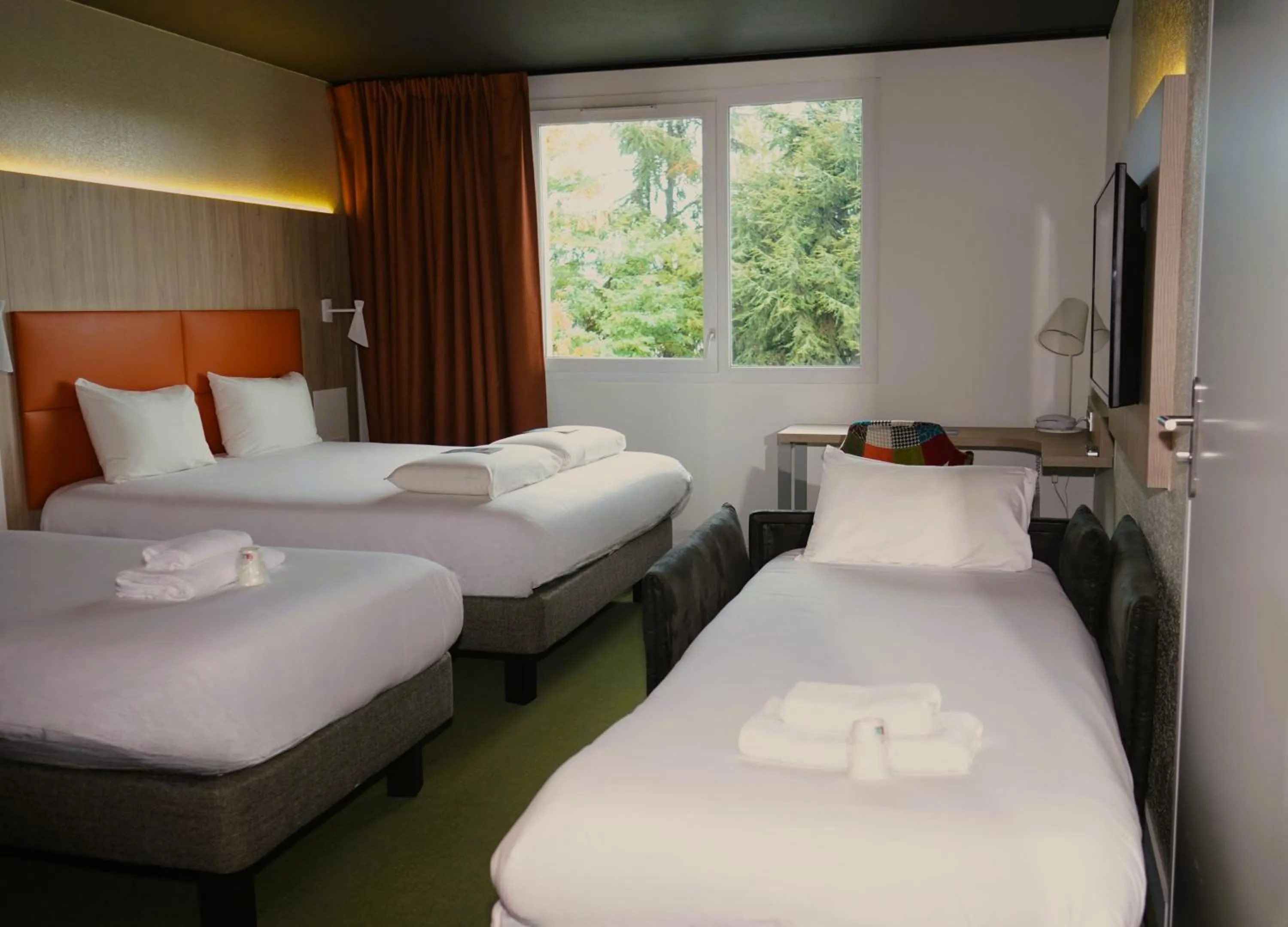 Bed in Kyriad Clermont Ferrand Nord - Riom