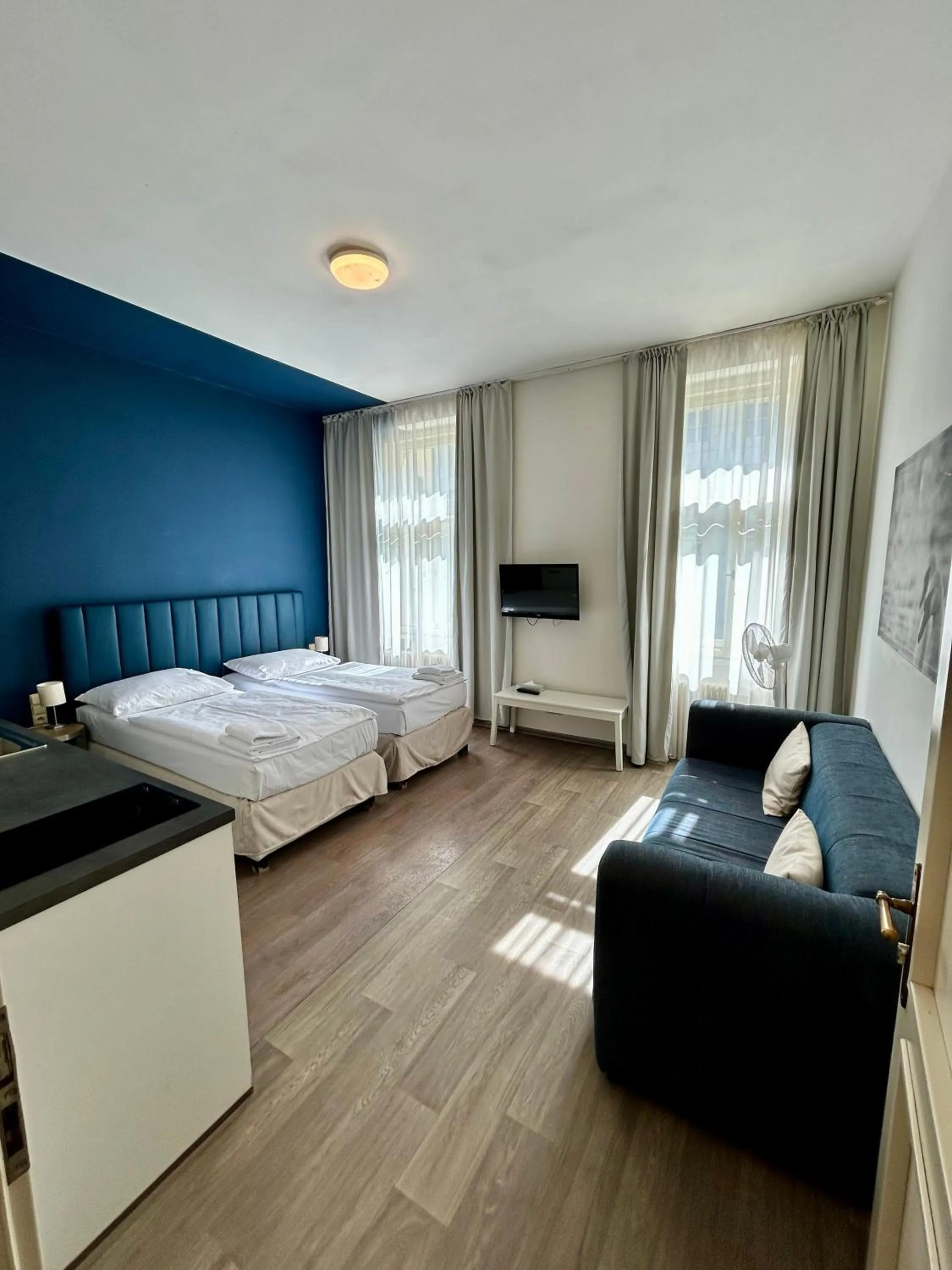 Communal lounge/ TV room, Bed in Alveo Suites