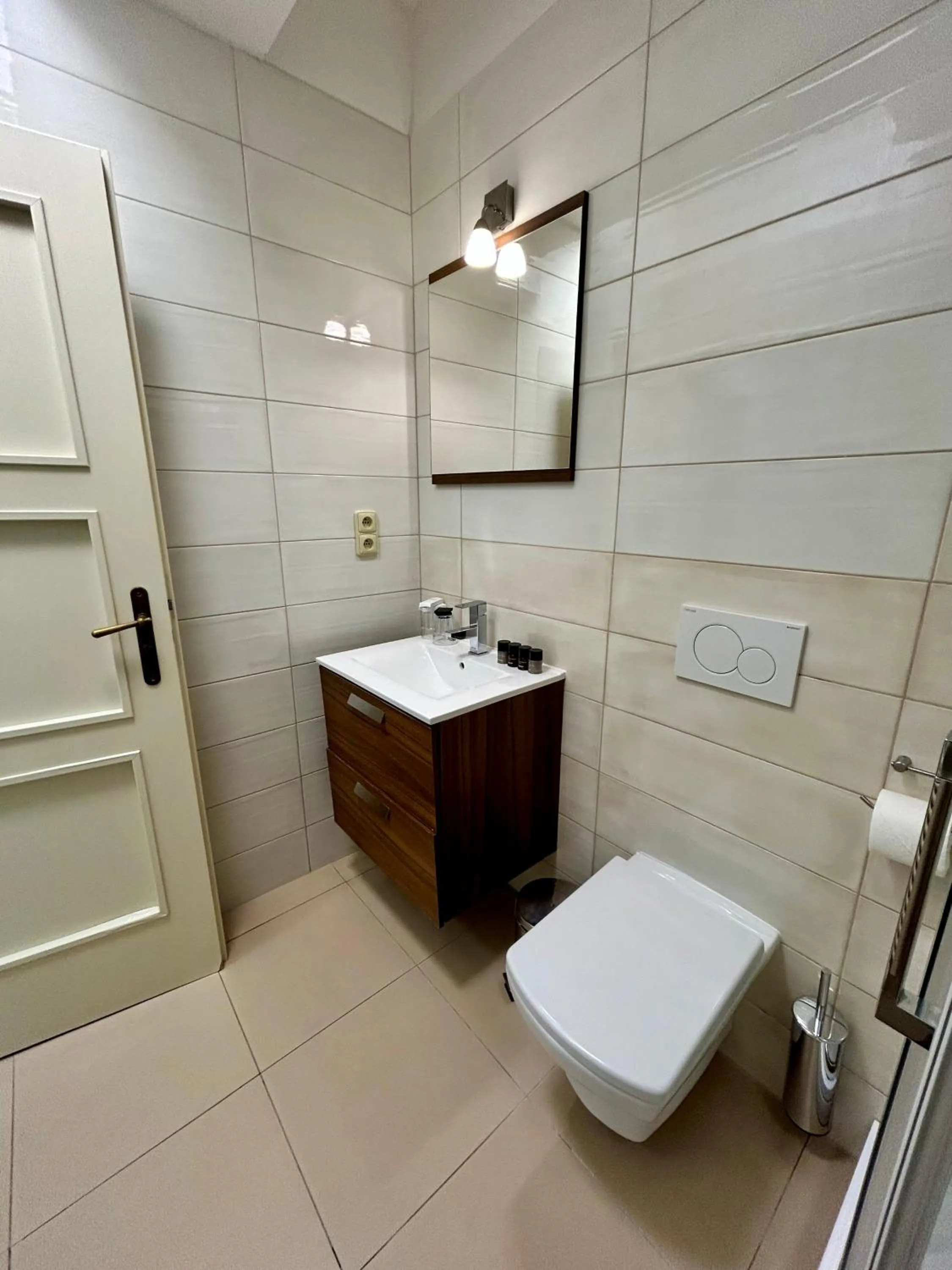 Toilet in Alveo Suites