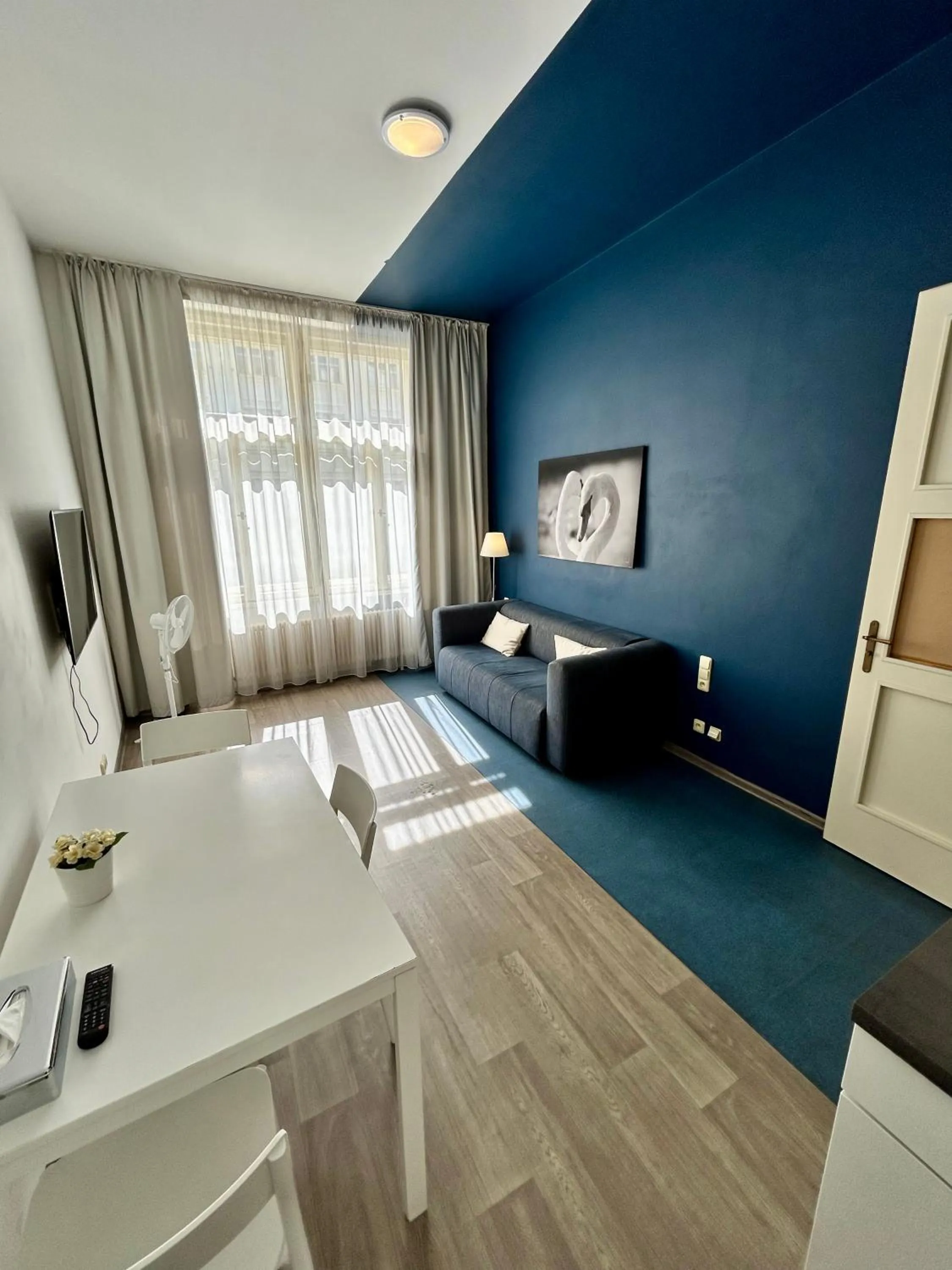 Photo of the whole room, Bed in Alveo Suites