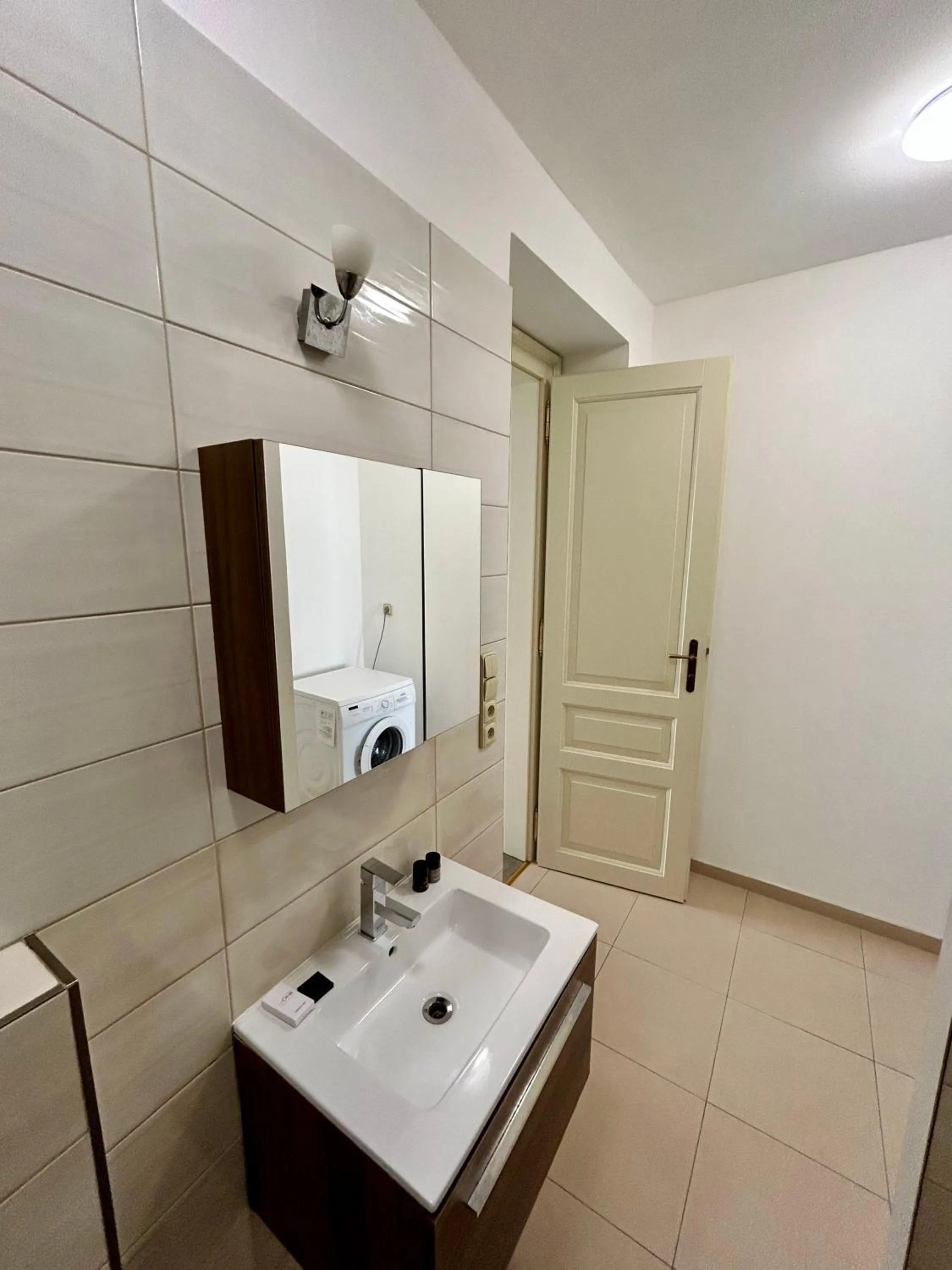 Toilet in Alveo Suites