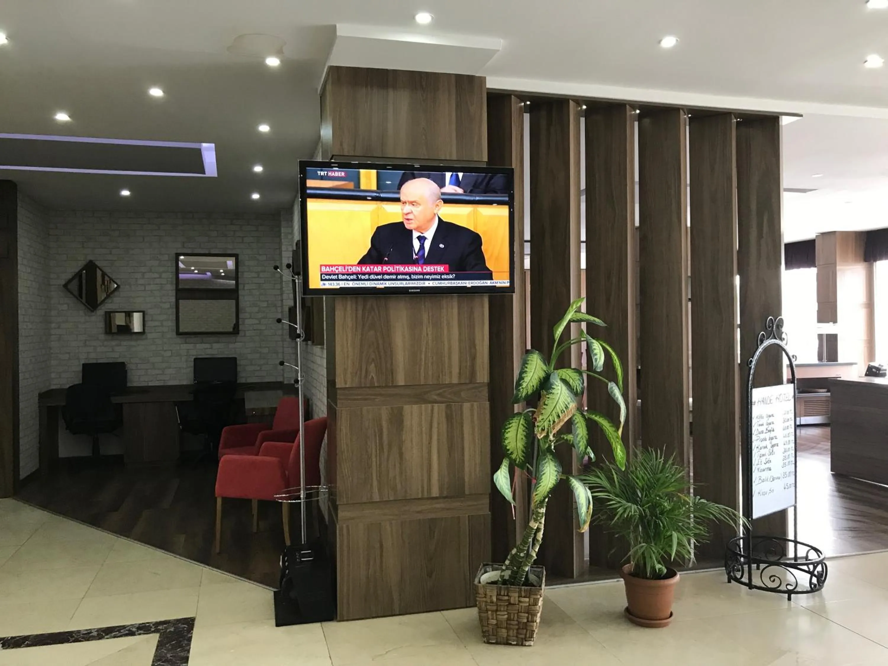 Communal lounge/ TV room in Hande Hotel