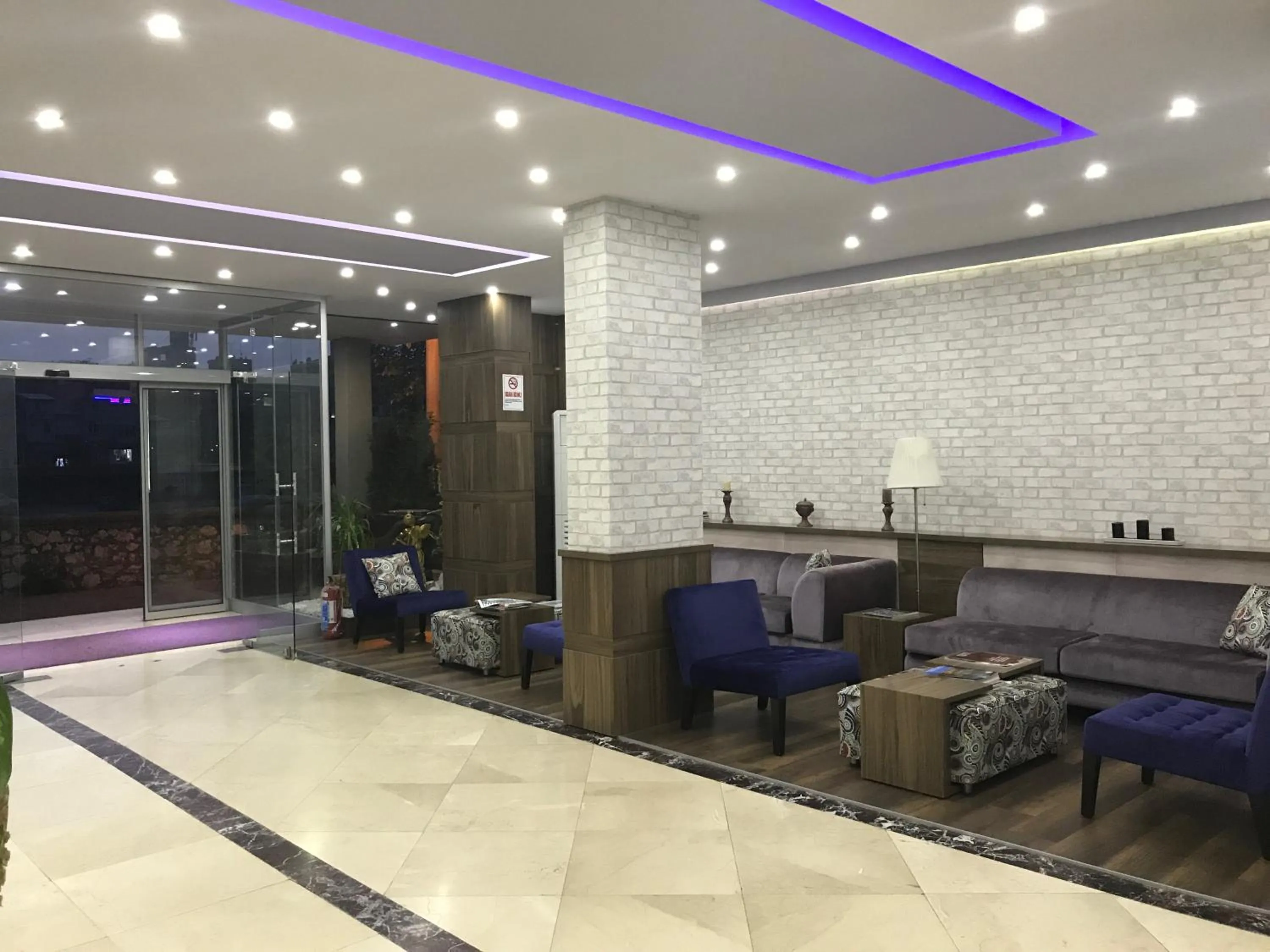 Communal lounge/ TV room in Hande Hotel