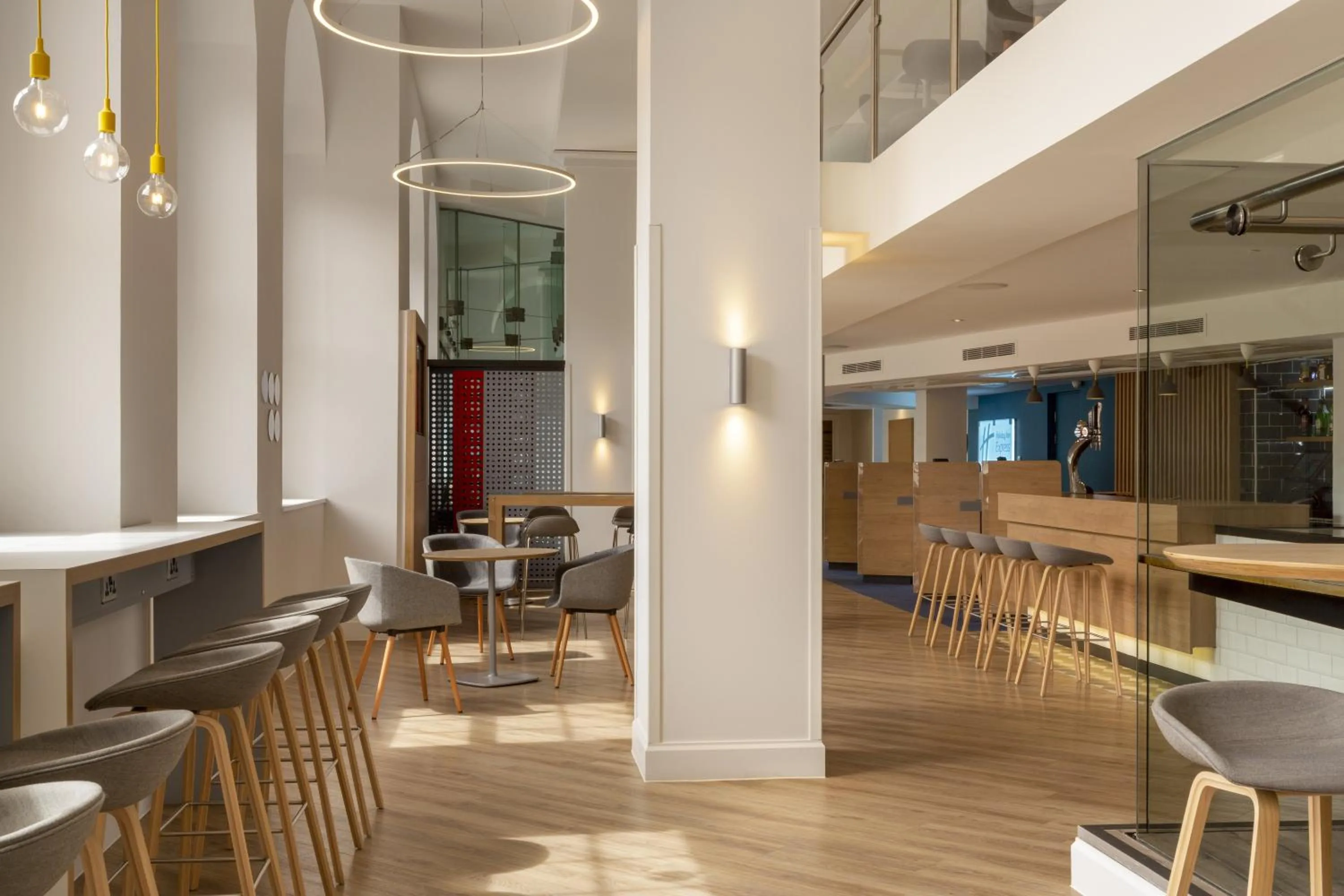 Lounge or bar in Holiday Inn Express Edinburgh City Centre by IHG