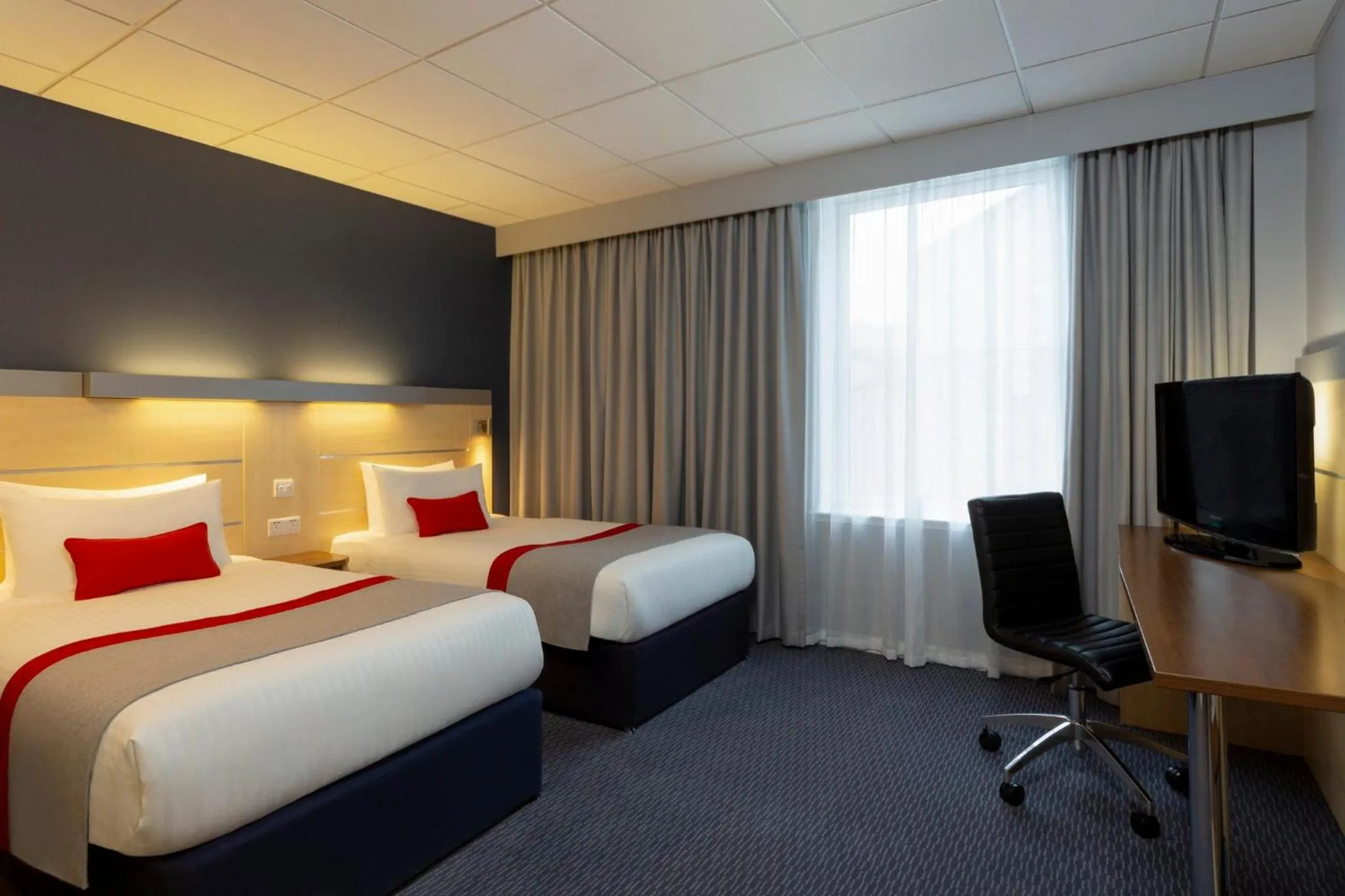 Photo of the whole room, Bed in Holiday Inn Express Edinburgh City Centre by IHG