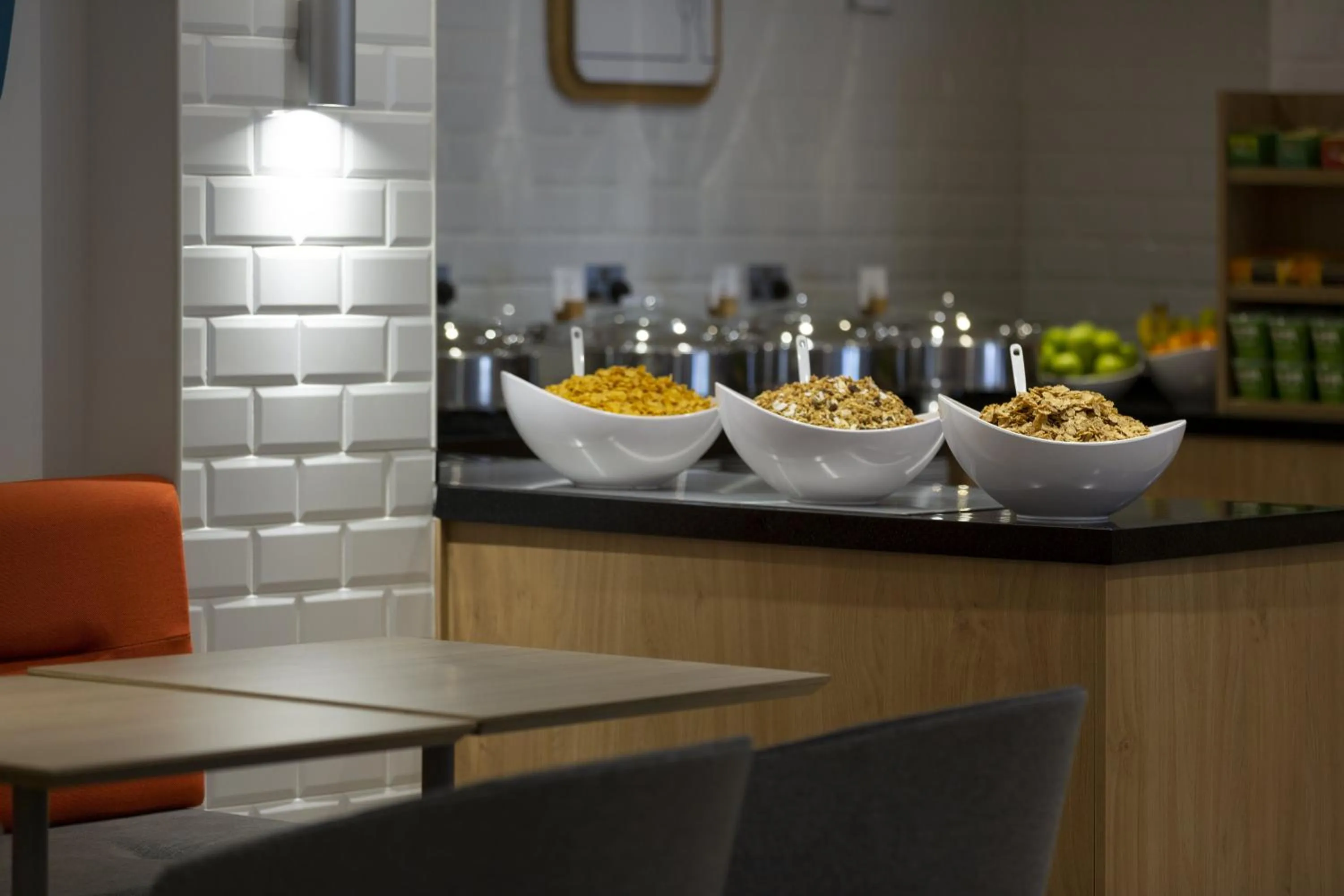 Restaurant/places to eat in Holiday Inn Express Edinburgh City Centre by IHG