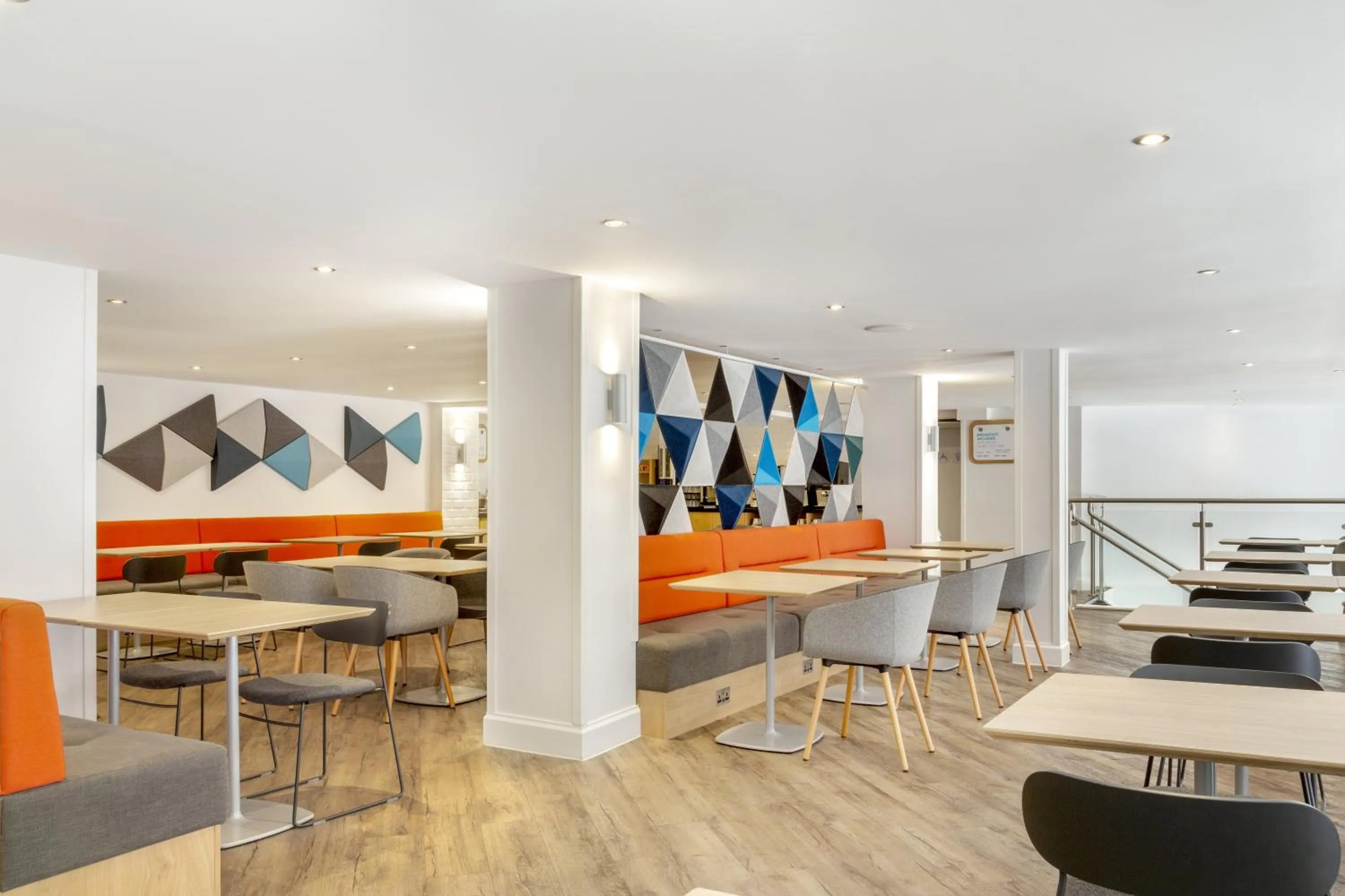 Restaurant/places to eat in Holiday Inn Express Edinburgh City Centre by IHG