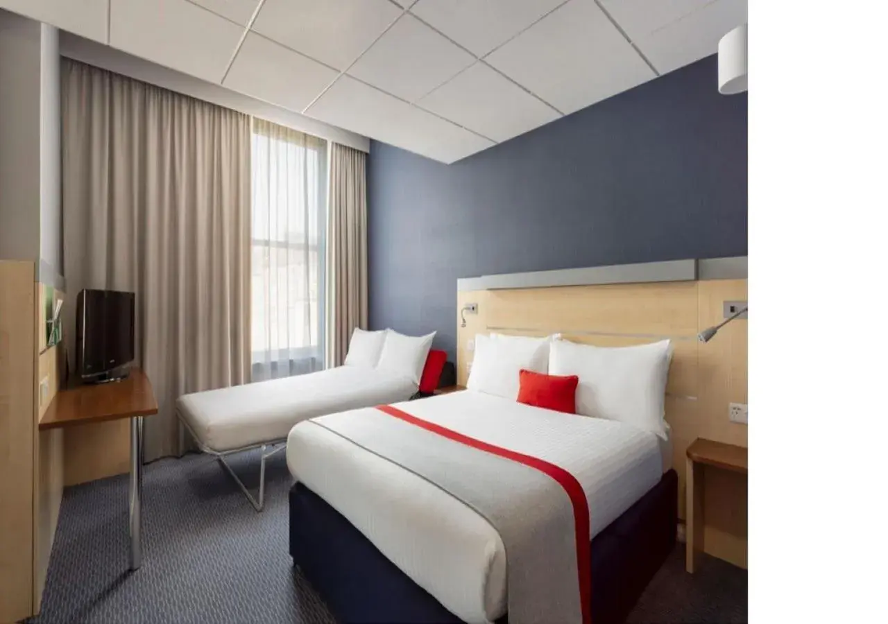 Standard Double Room with Sofa Bed and Free Hot Breakfast in Holiday Inn Express Edinburgh City Centre by IHG Standard Double Room with Sofa Bed and Free Hot Breakfast in Holiday Inn Express Edinburgh City Centre by IHG