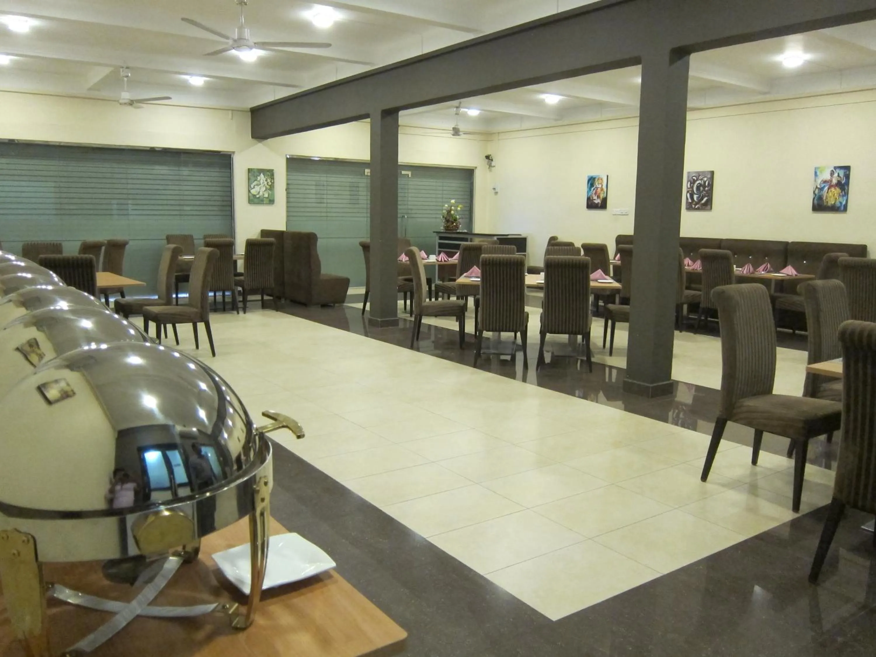 Restaurant/places to eat in Hotel Oviya