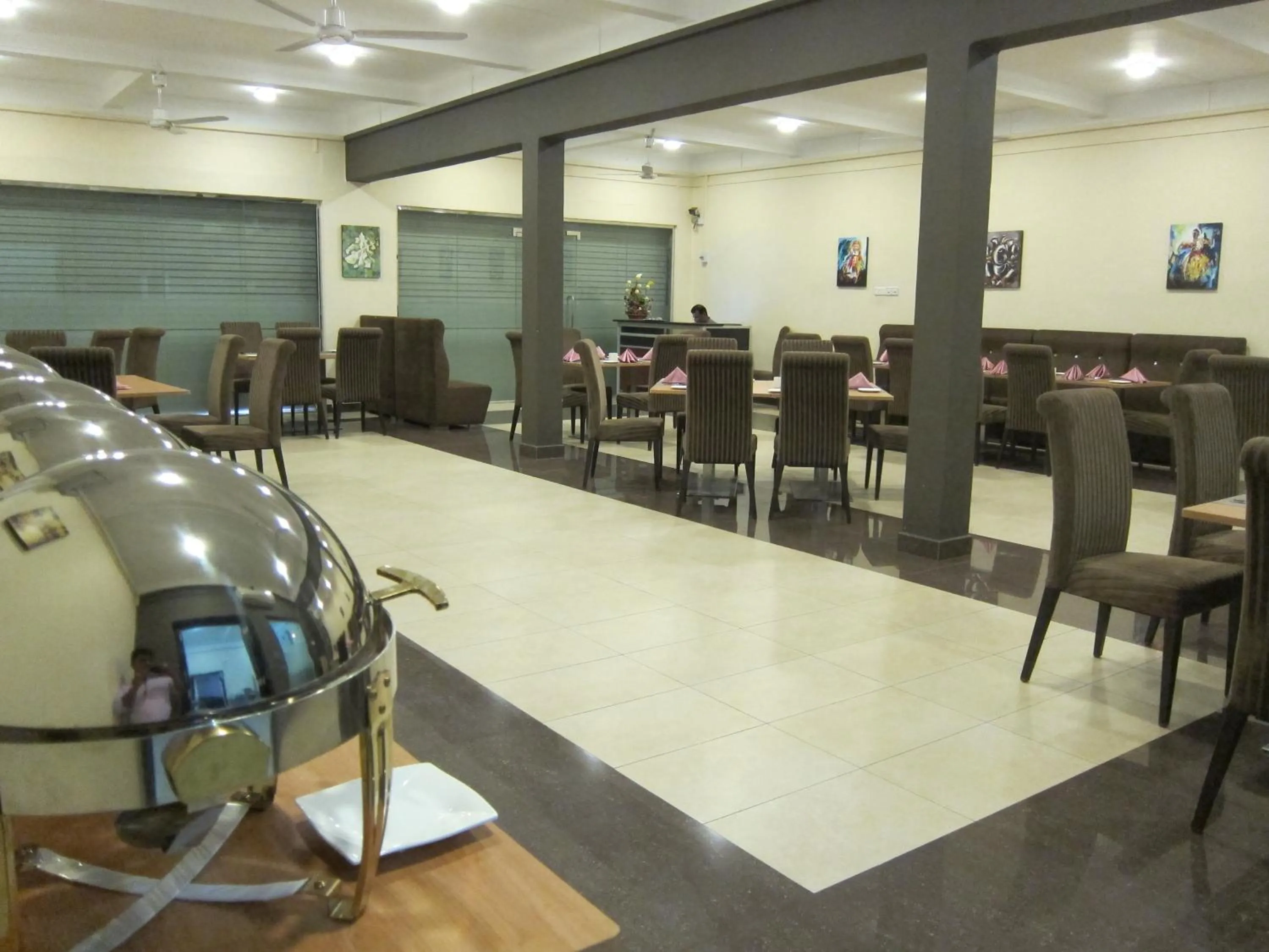 Restaurant/places to eat in Hotel Oviya