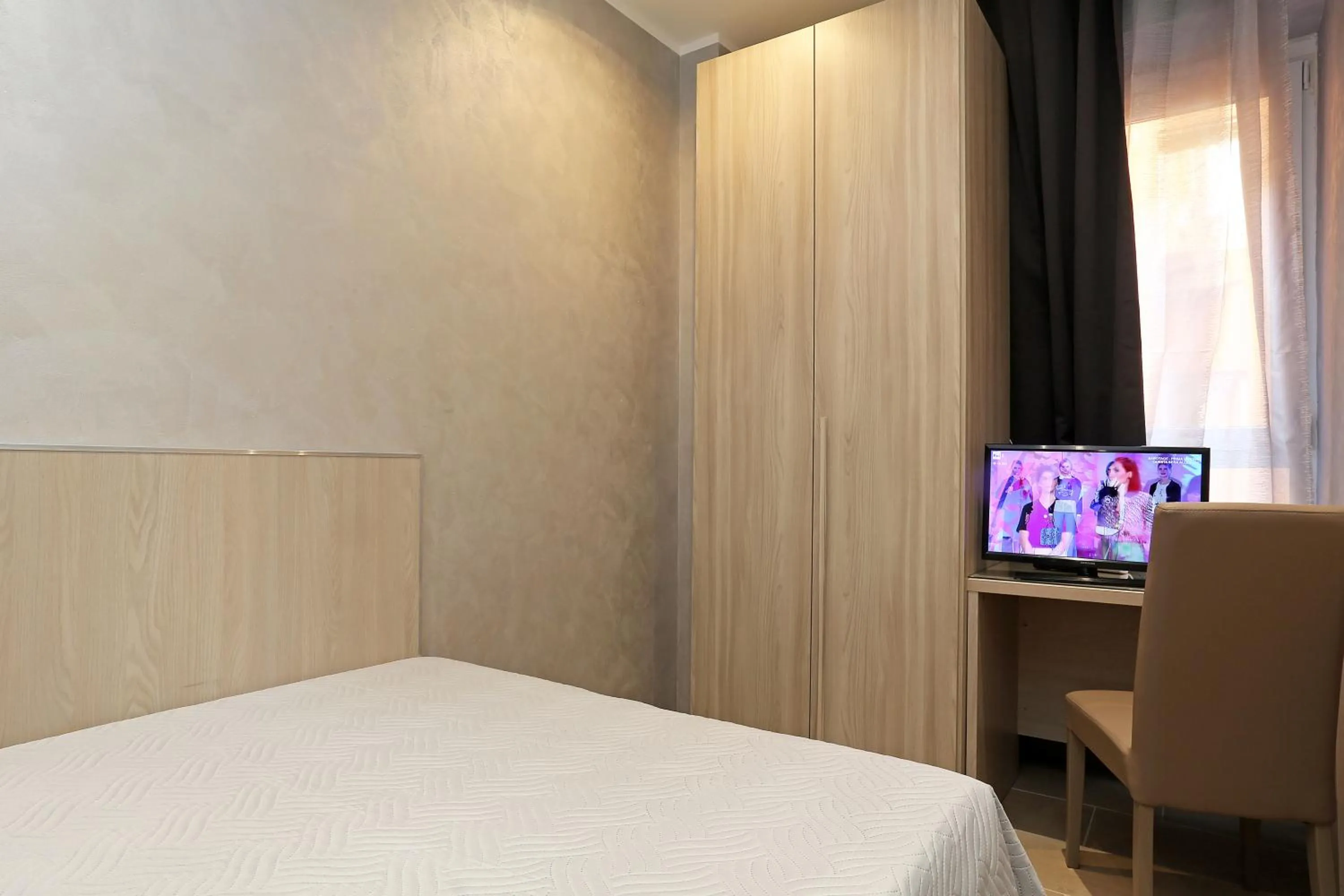 Bedroom, Bed in AdoraSuite 2