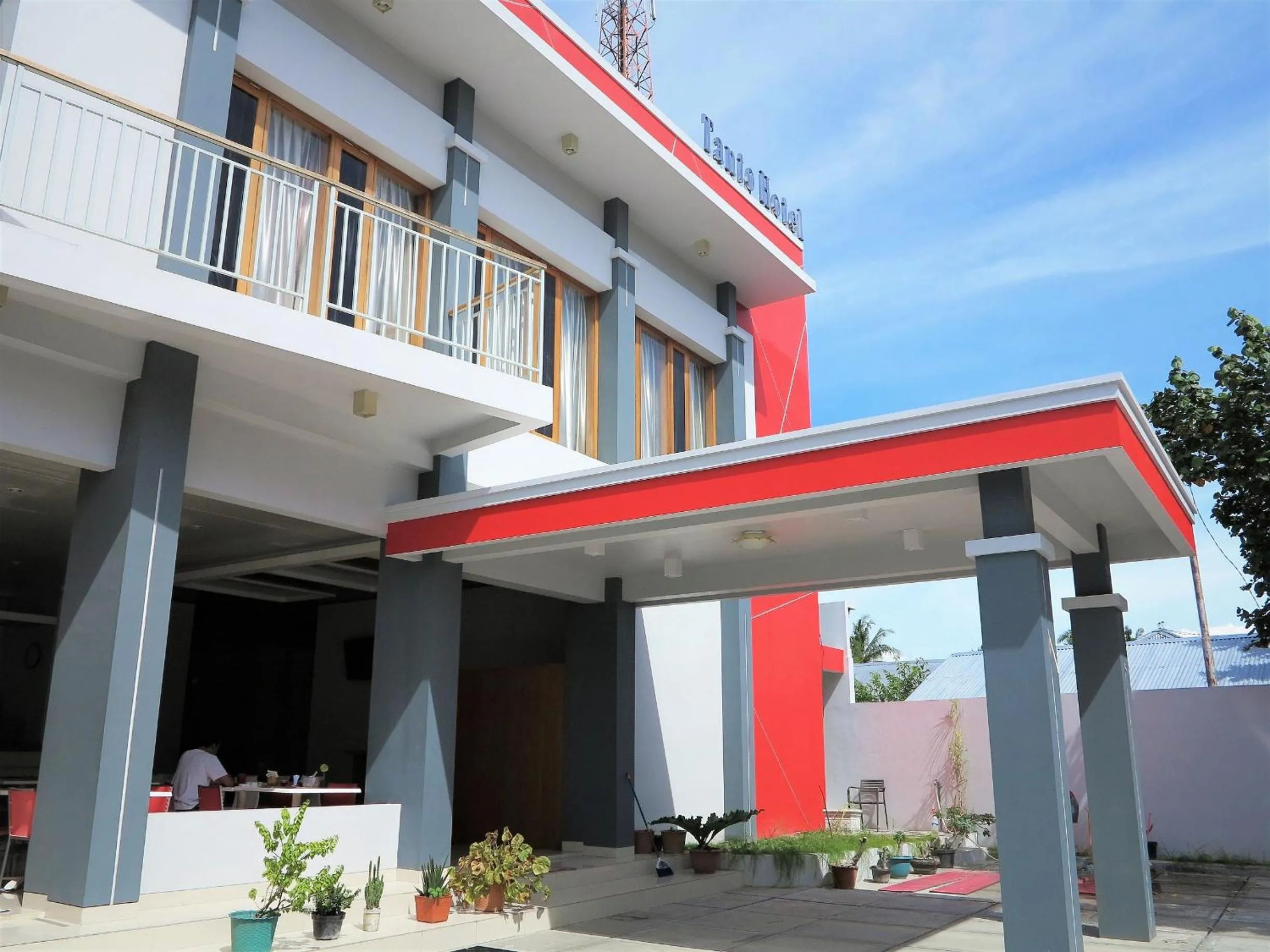 Facade/entrance in Tanto Hotel