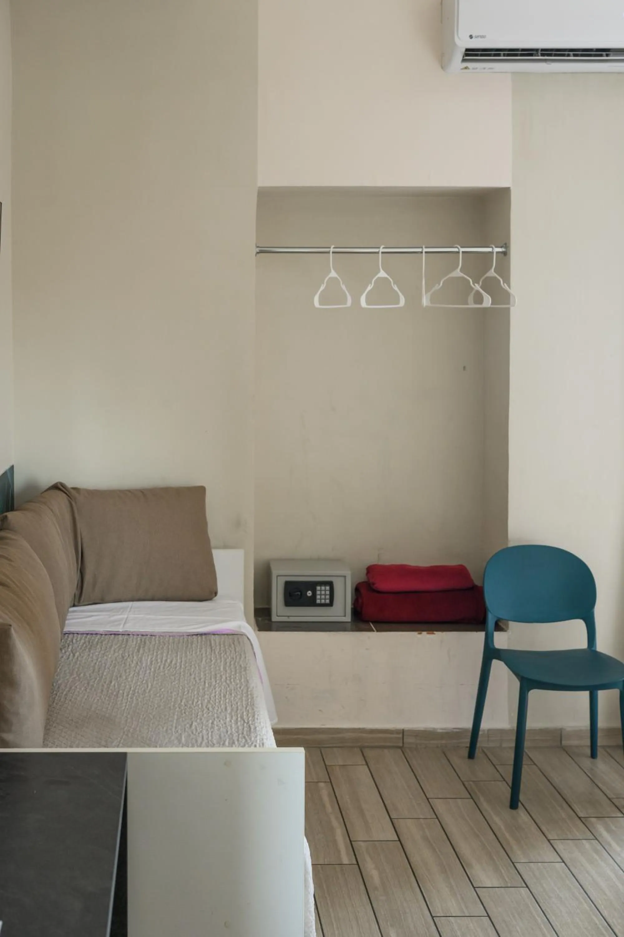 furniture, Bed in B&B Metropolitan