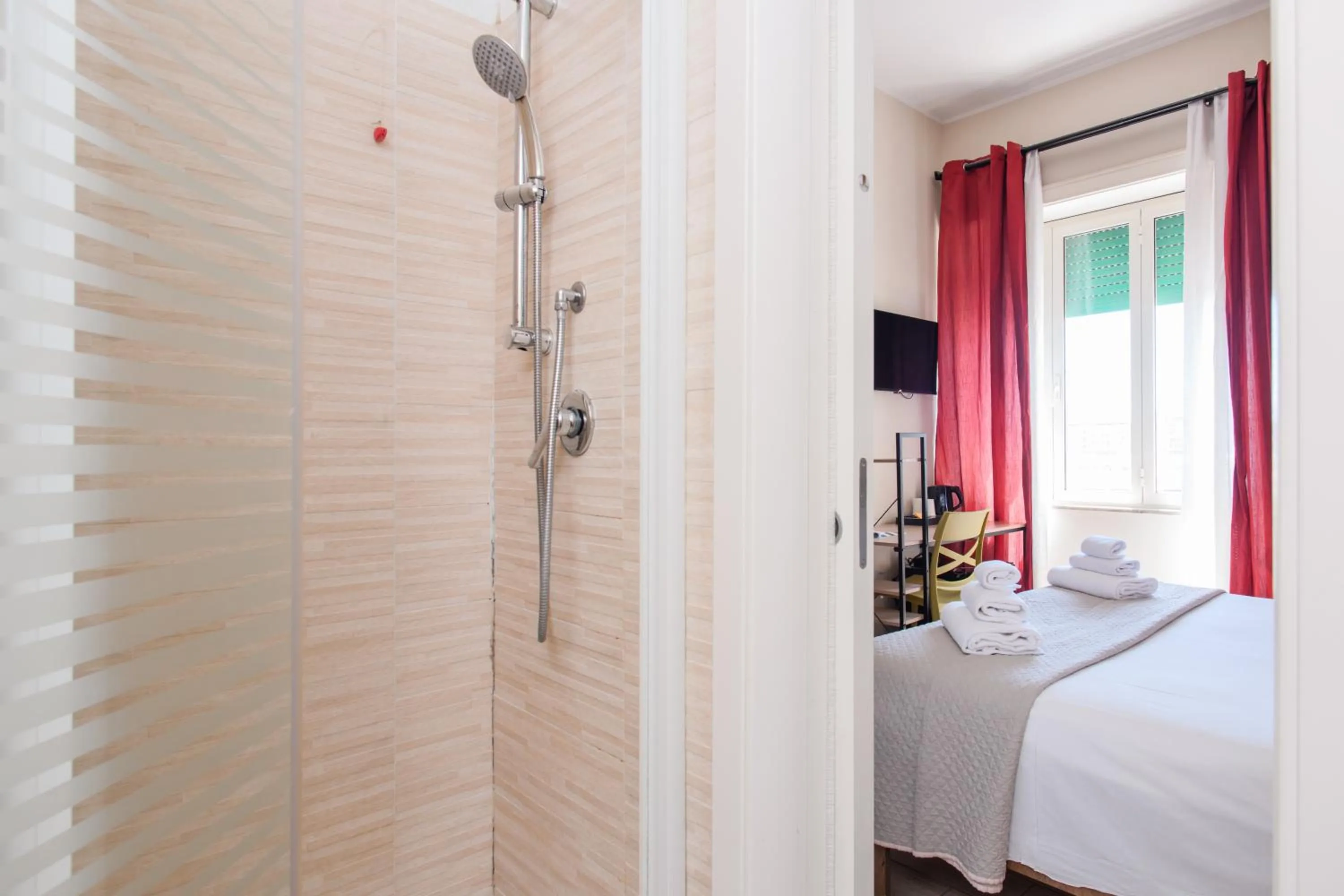 Shower, Bed in B&B Metropolitan