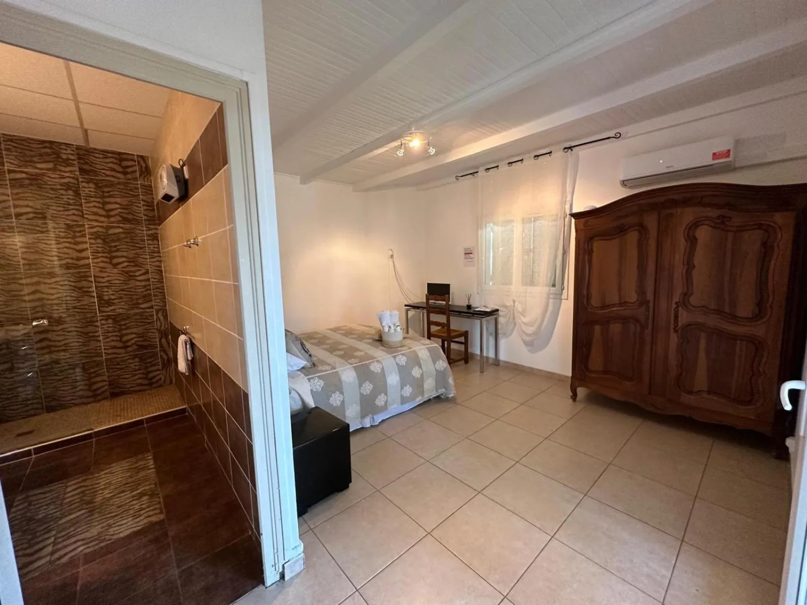 Bed in L'hôtel du Bastier