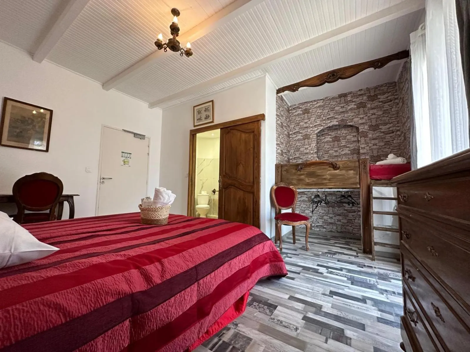 Bed in L'hôtel du Bastier