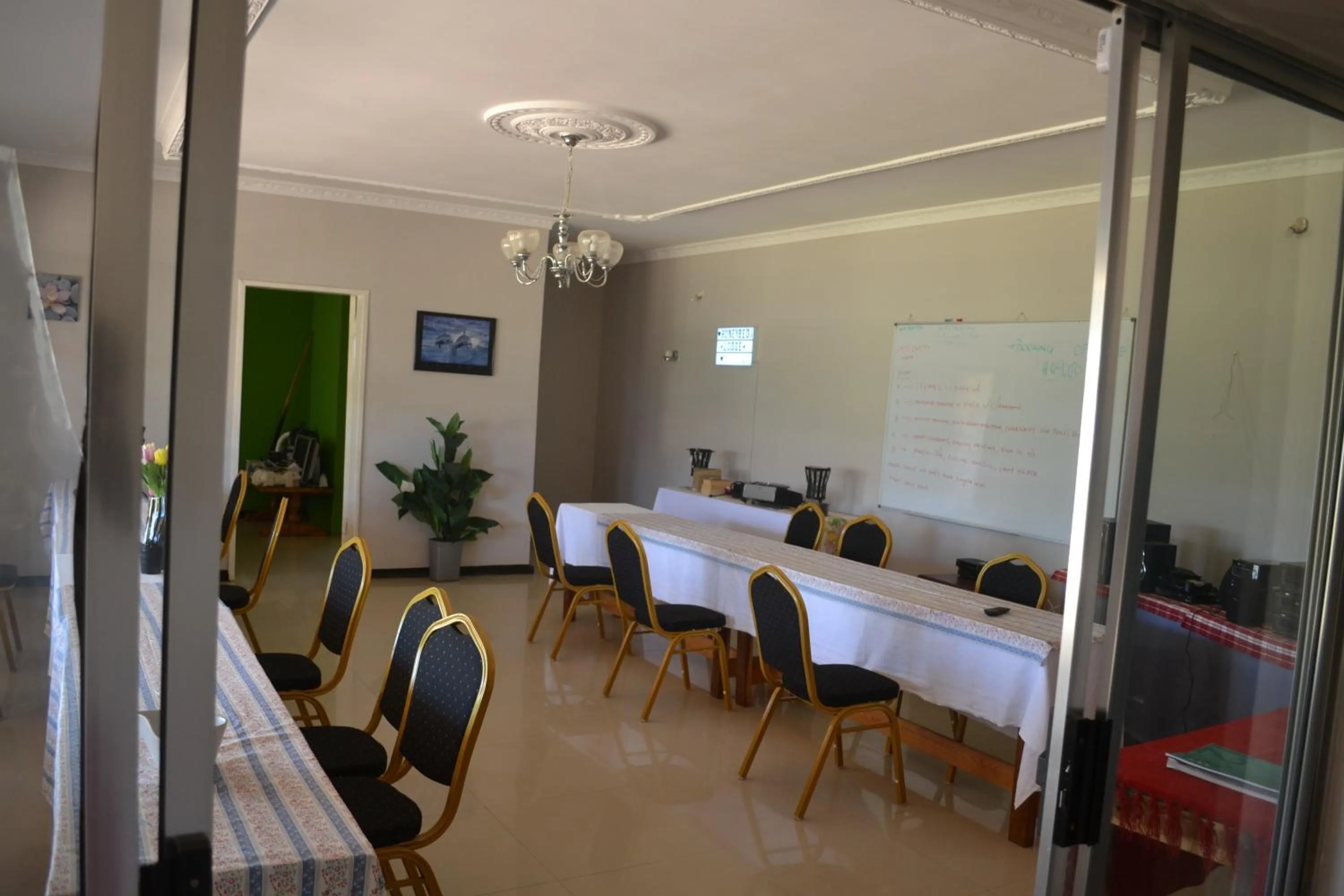 Restaurant/places to eat in Honeybed Lodge