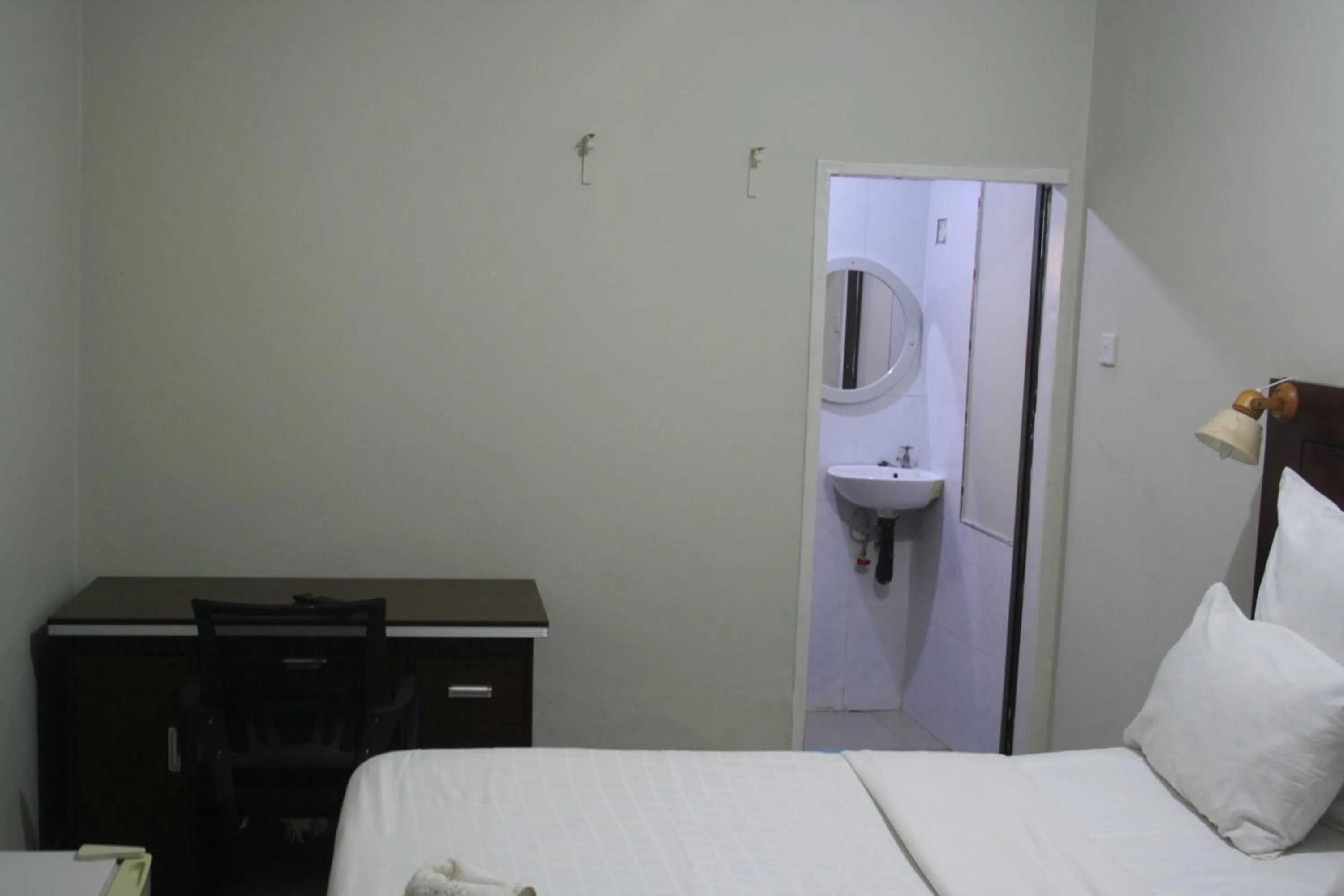 Photo of the whole room, Bed in Honeybed Lodge