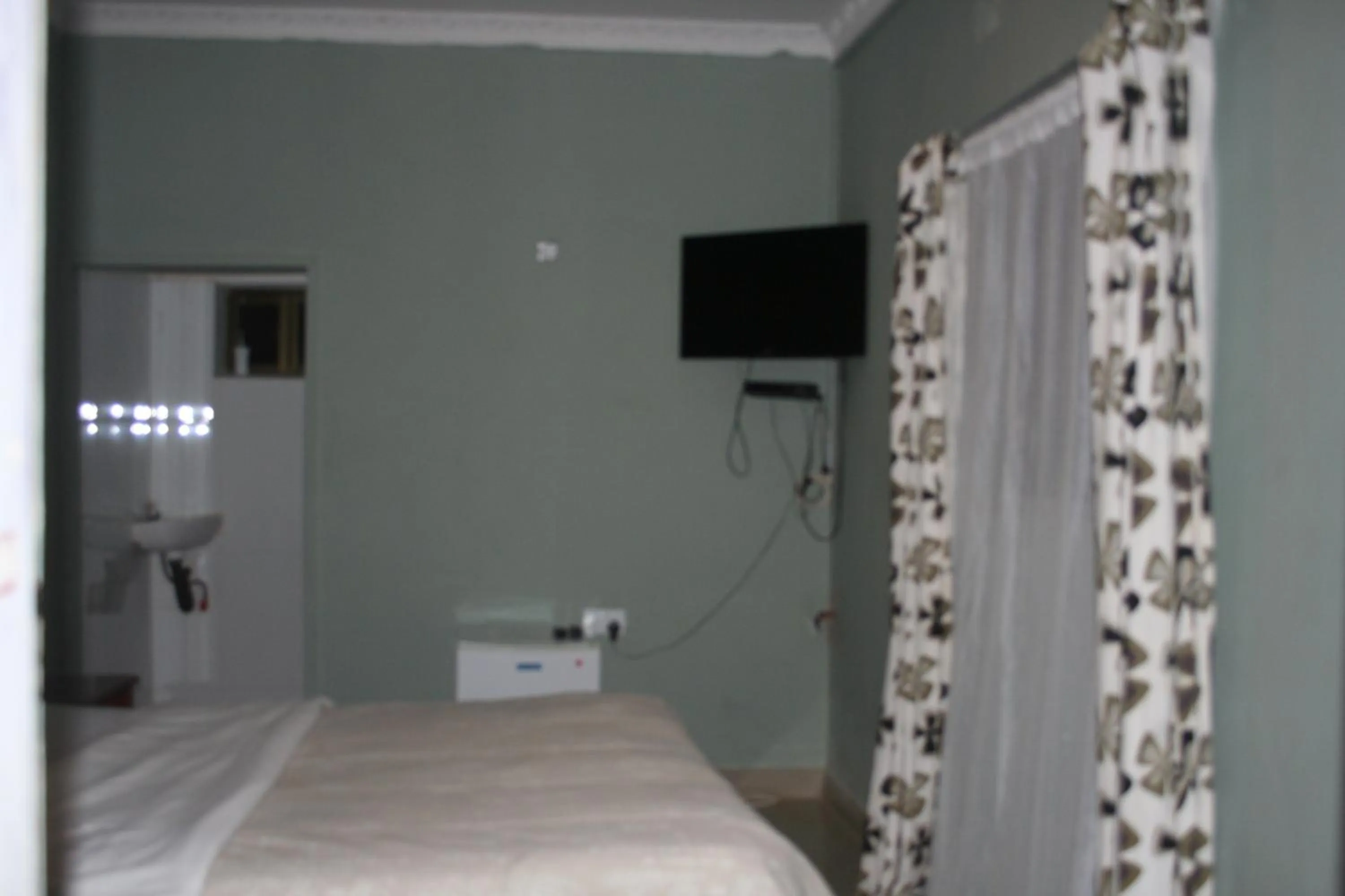 Photo of the whole room, Bed in Honeybed Lodge