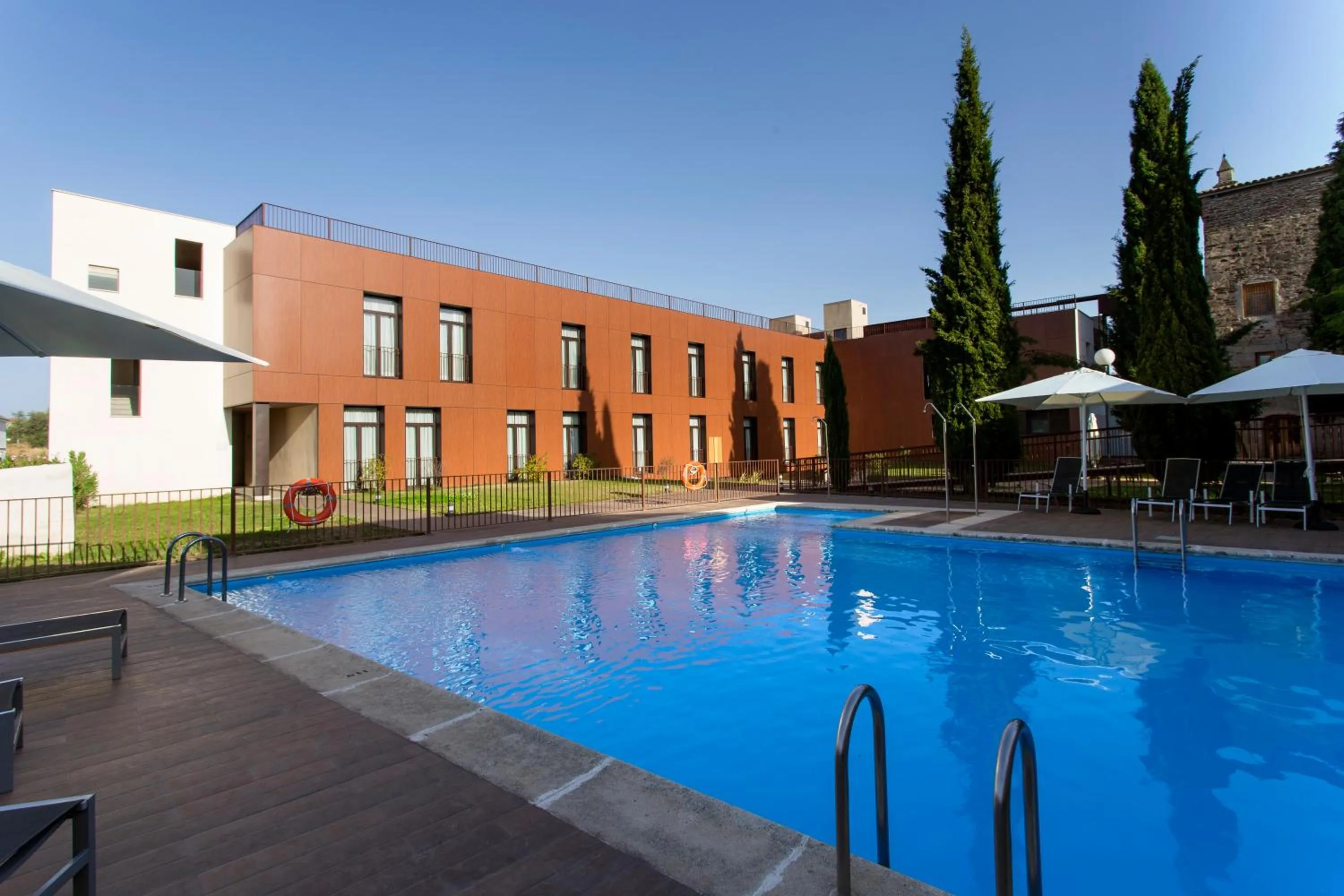 Pool view in Hotel Puente de Alconétar