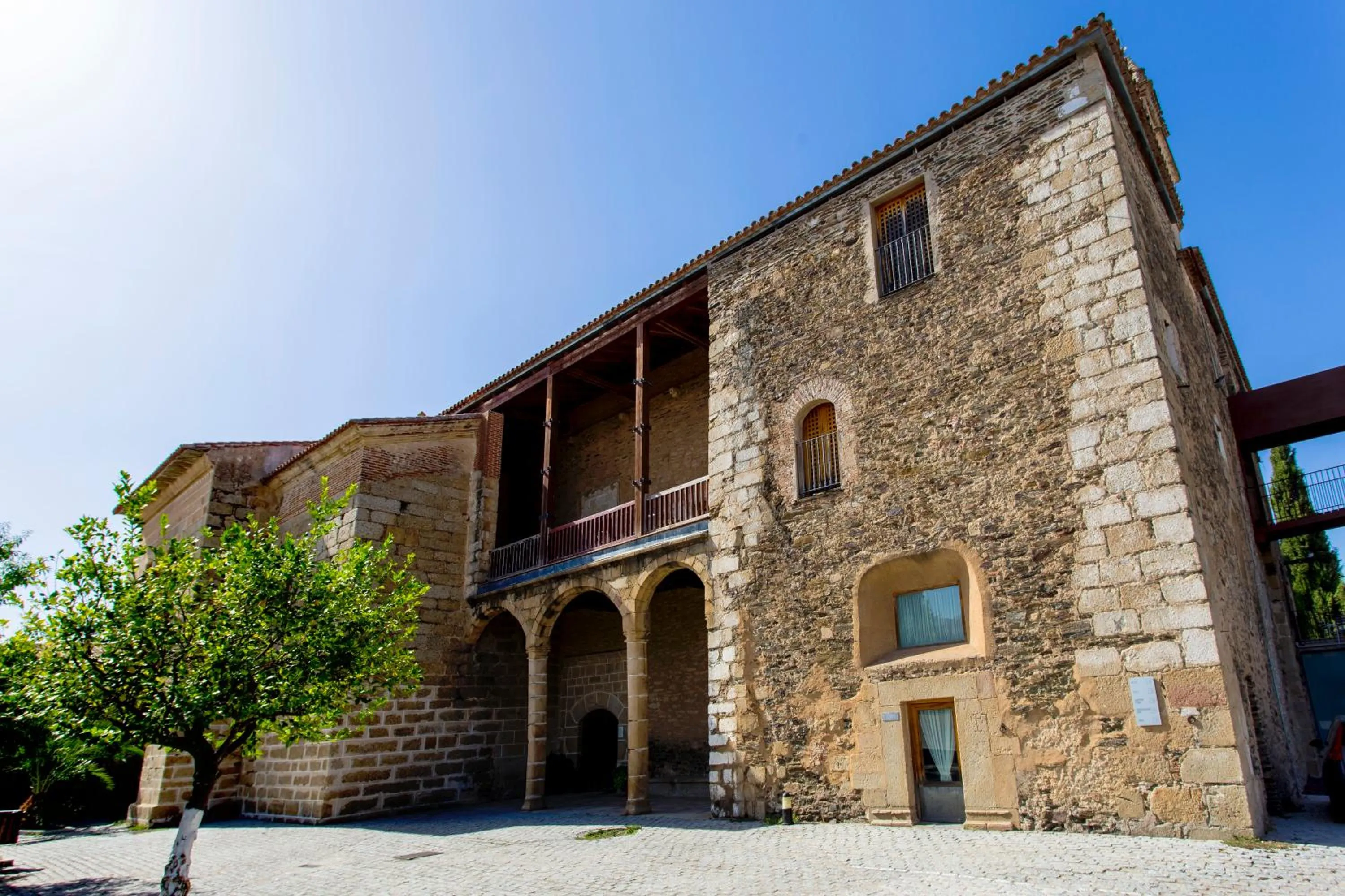 Facade/entrance in Hotel Puente de Alconétar