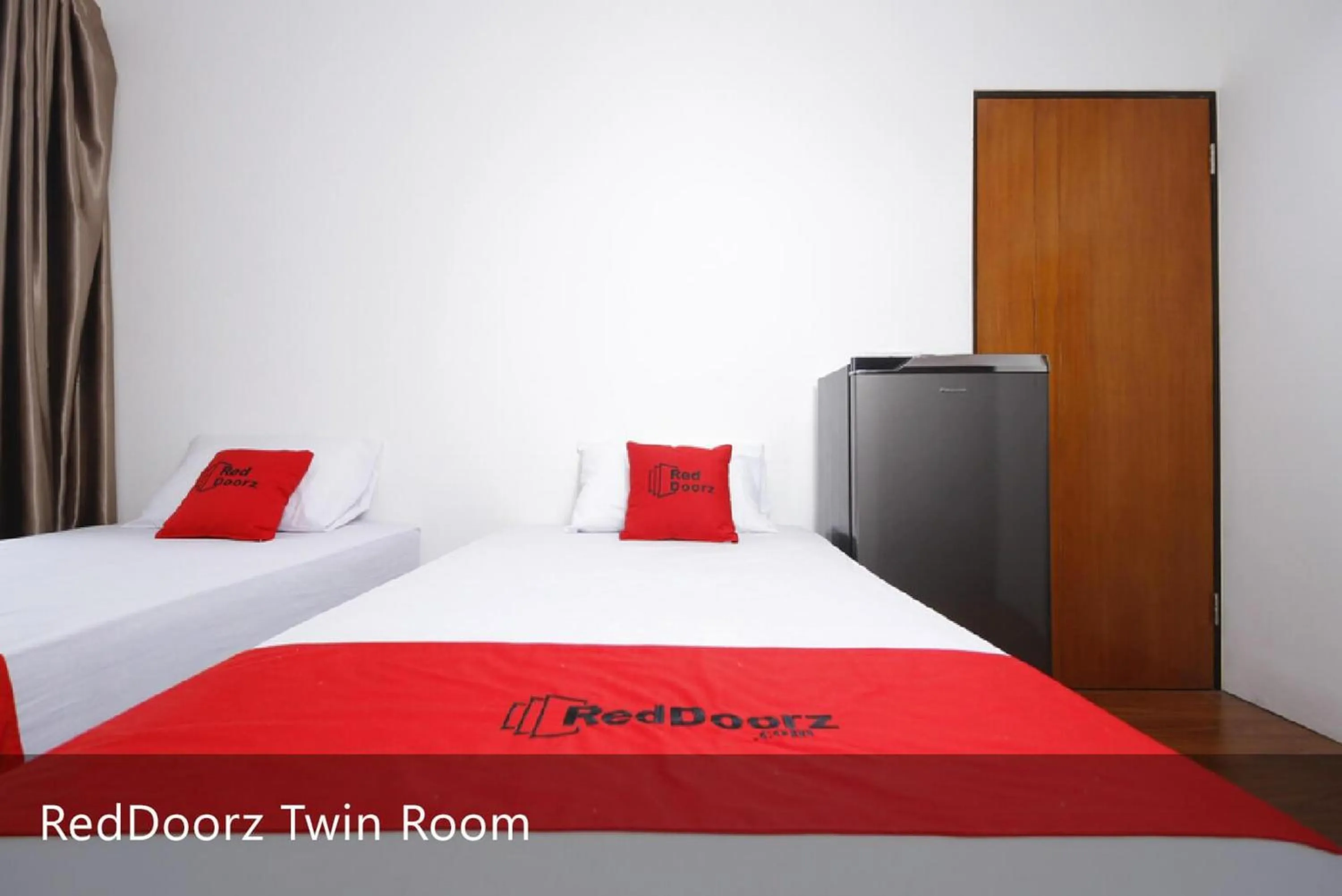 Bed in RedDoorz Plus near Plaza Indonesia