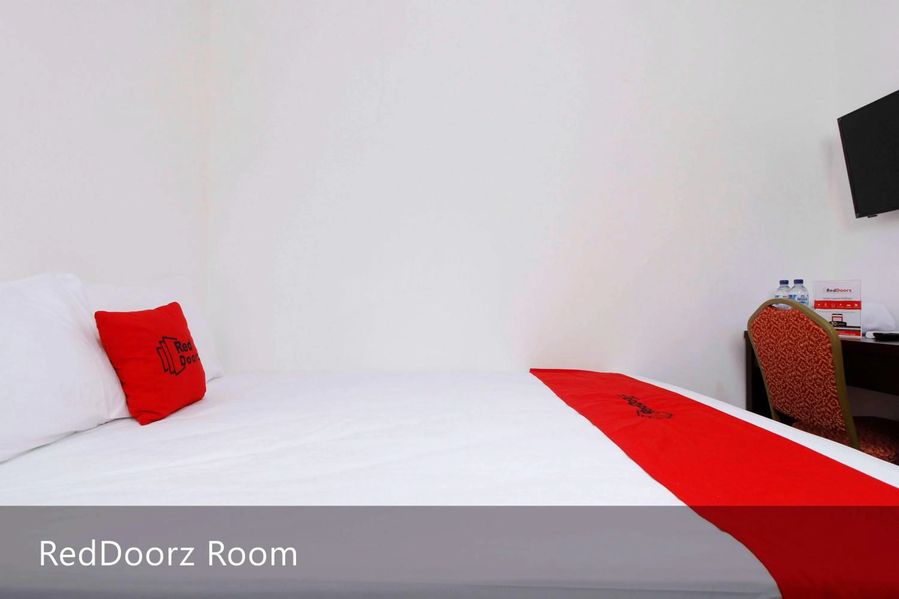 Bed in RedDoorz Plus near Plaza Indonesia