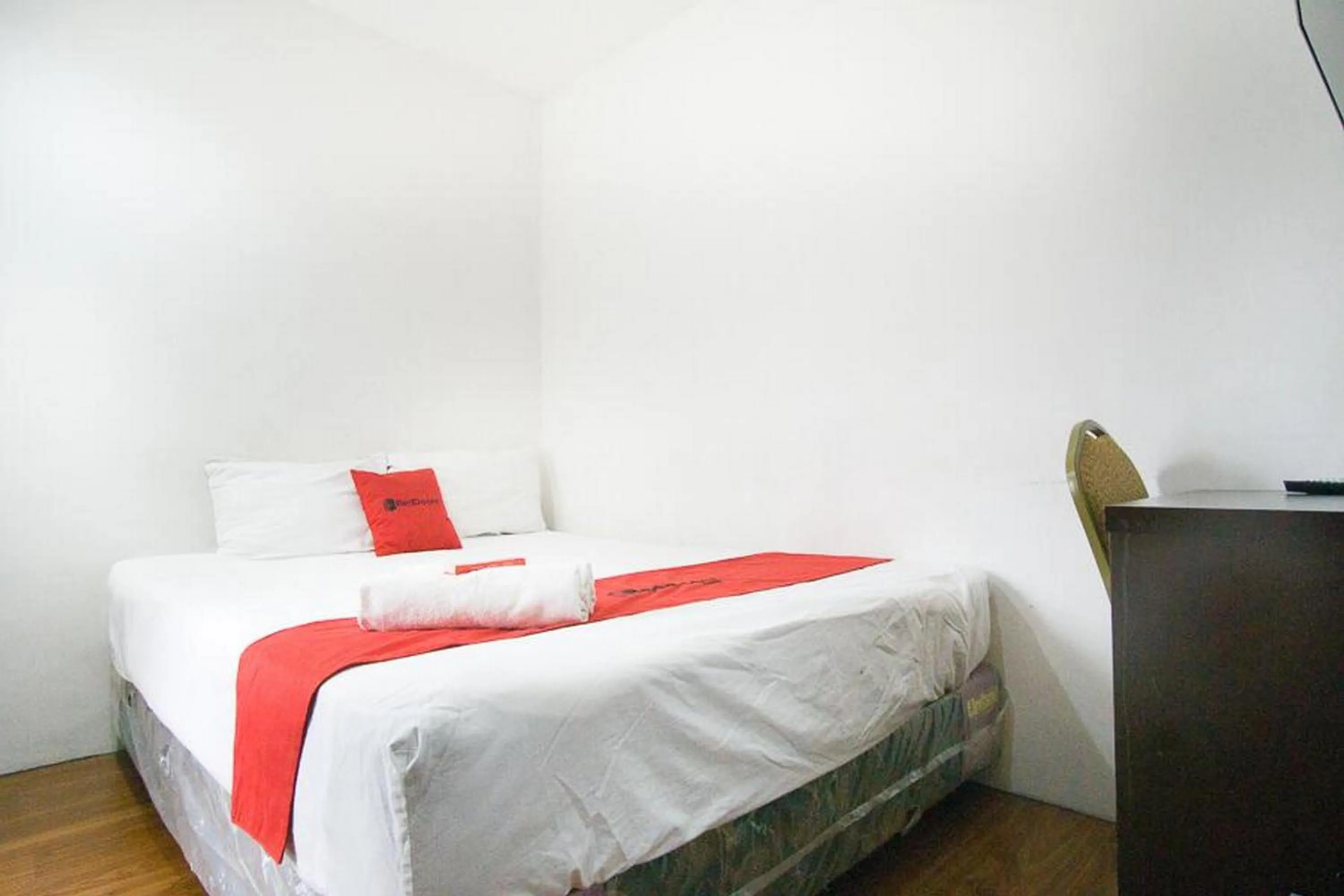 Bed in RedDoorz Plus near Plaza Indonesia