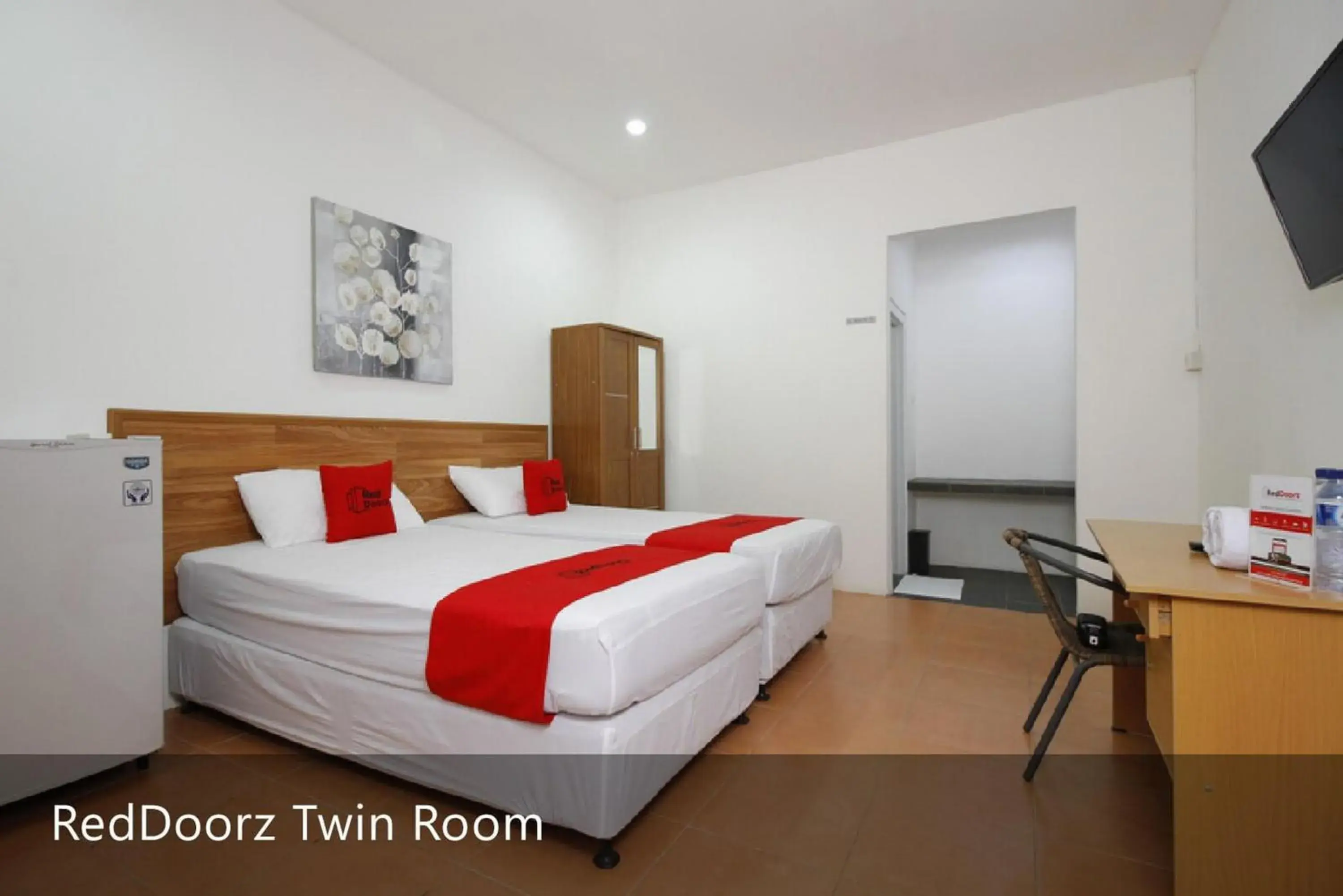 Twin Room in RedDoorz Plus near Plaza Indonesia Twin Room in RedDoorz Plus near Plaza Indonesia