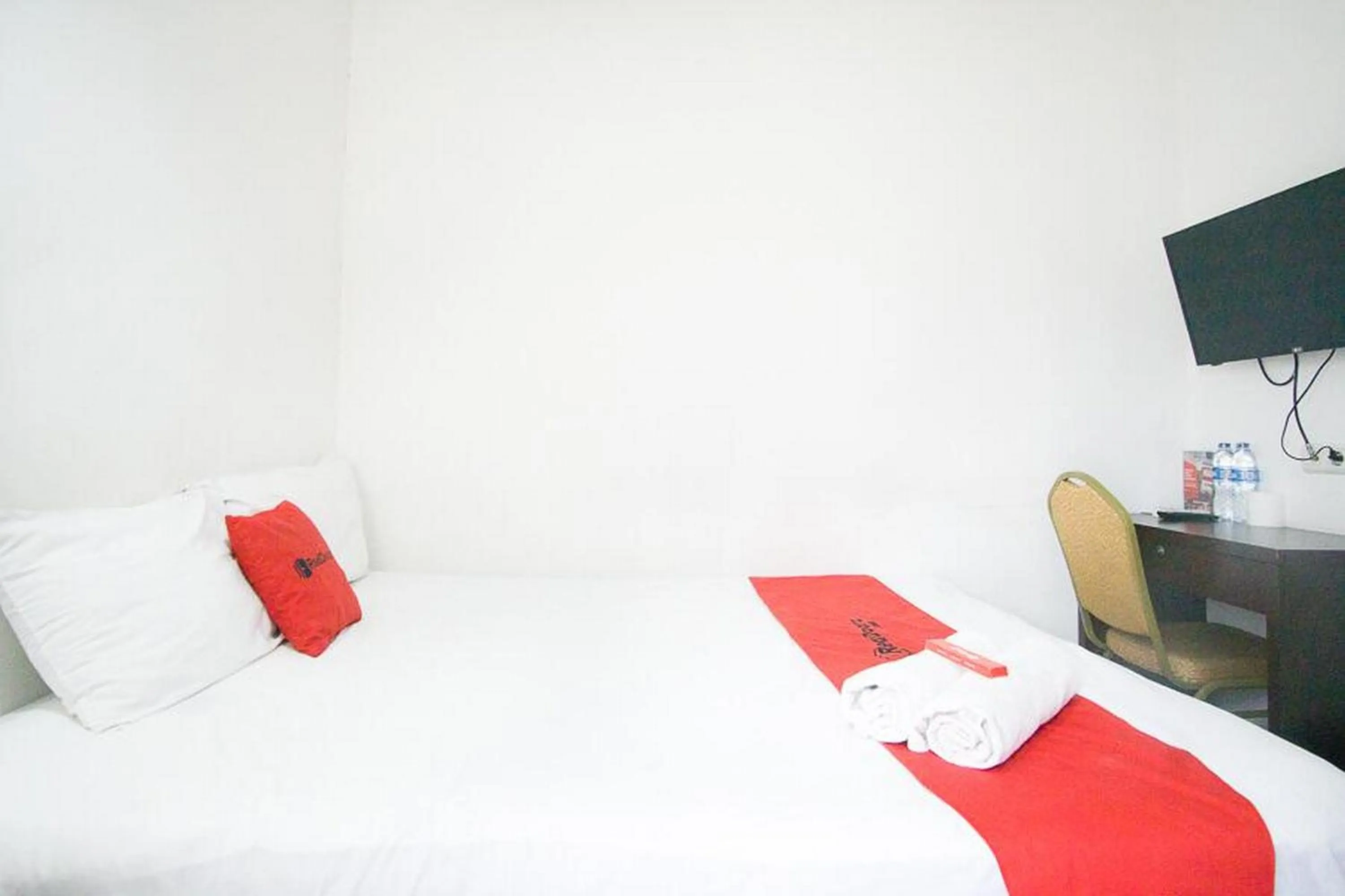 Bed in RedDoorz Plus near Plaza Indonesia