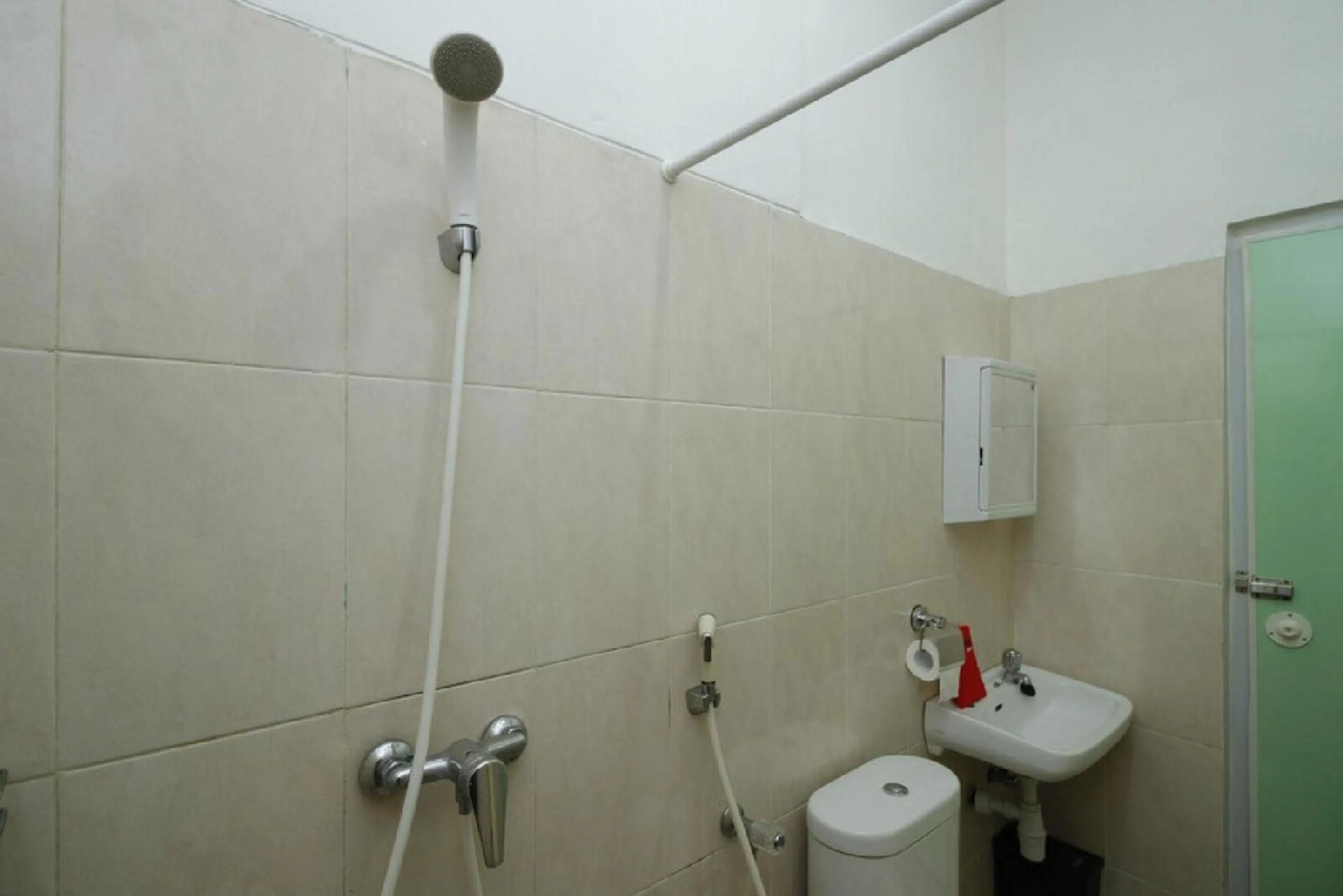 RedDoorz Plus near Plaza Indonesia