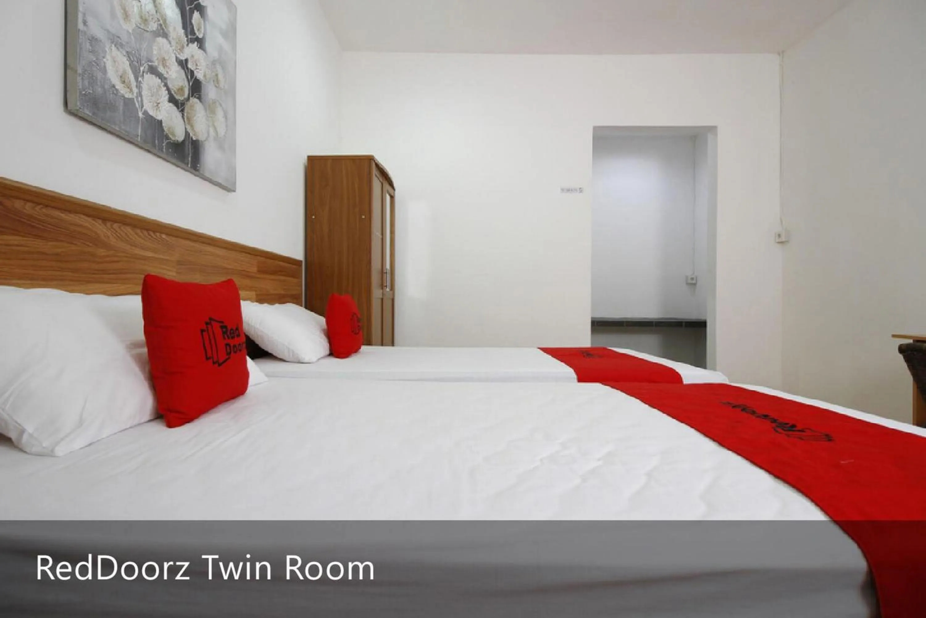 Bed in RedDoorz Plus near Plaza Indonesia