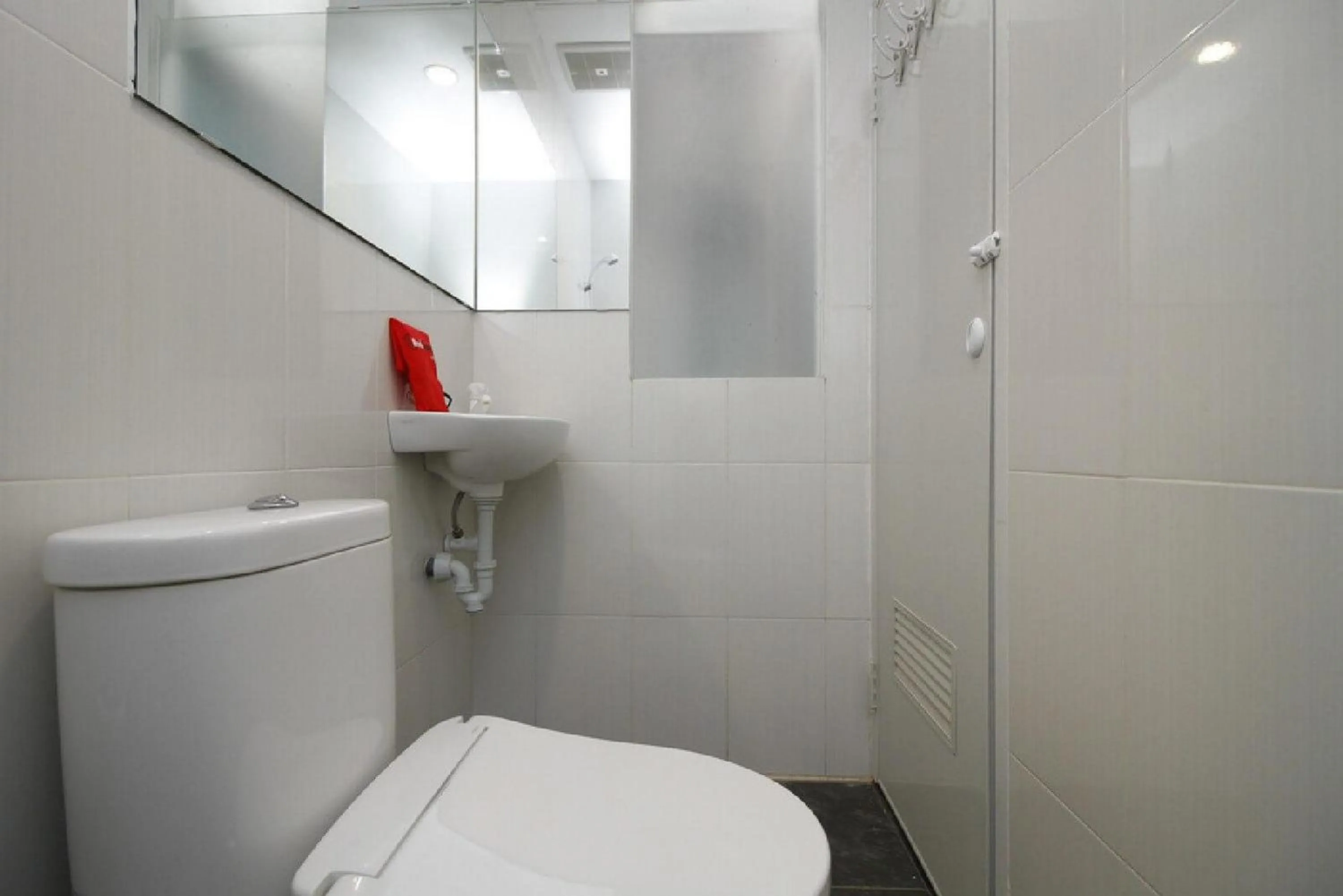 RedDoorz Plus near Plaza Indonesia