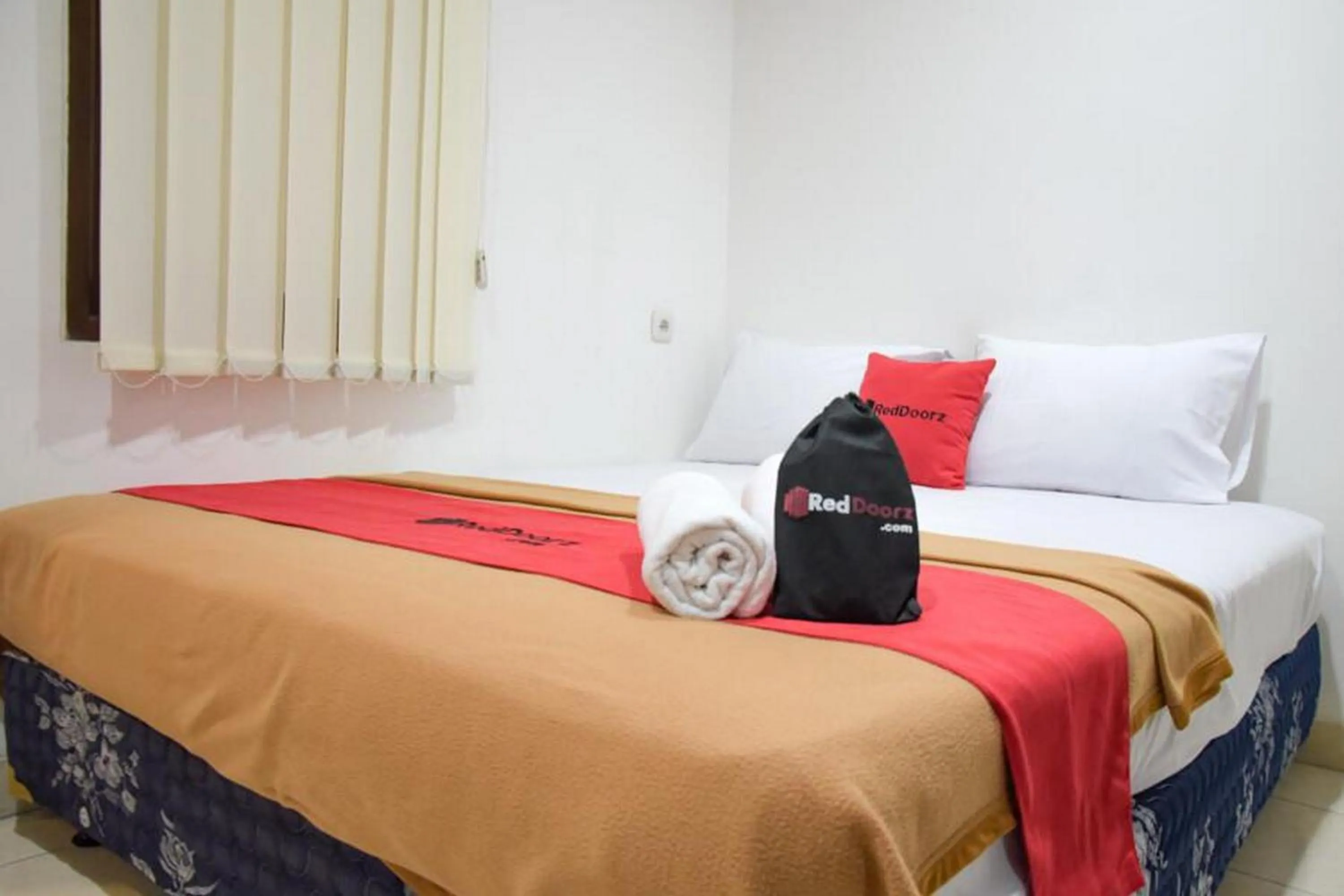 Bed in RedDoorz Plus near Plaza Indonesia