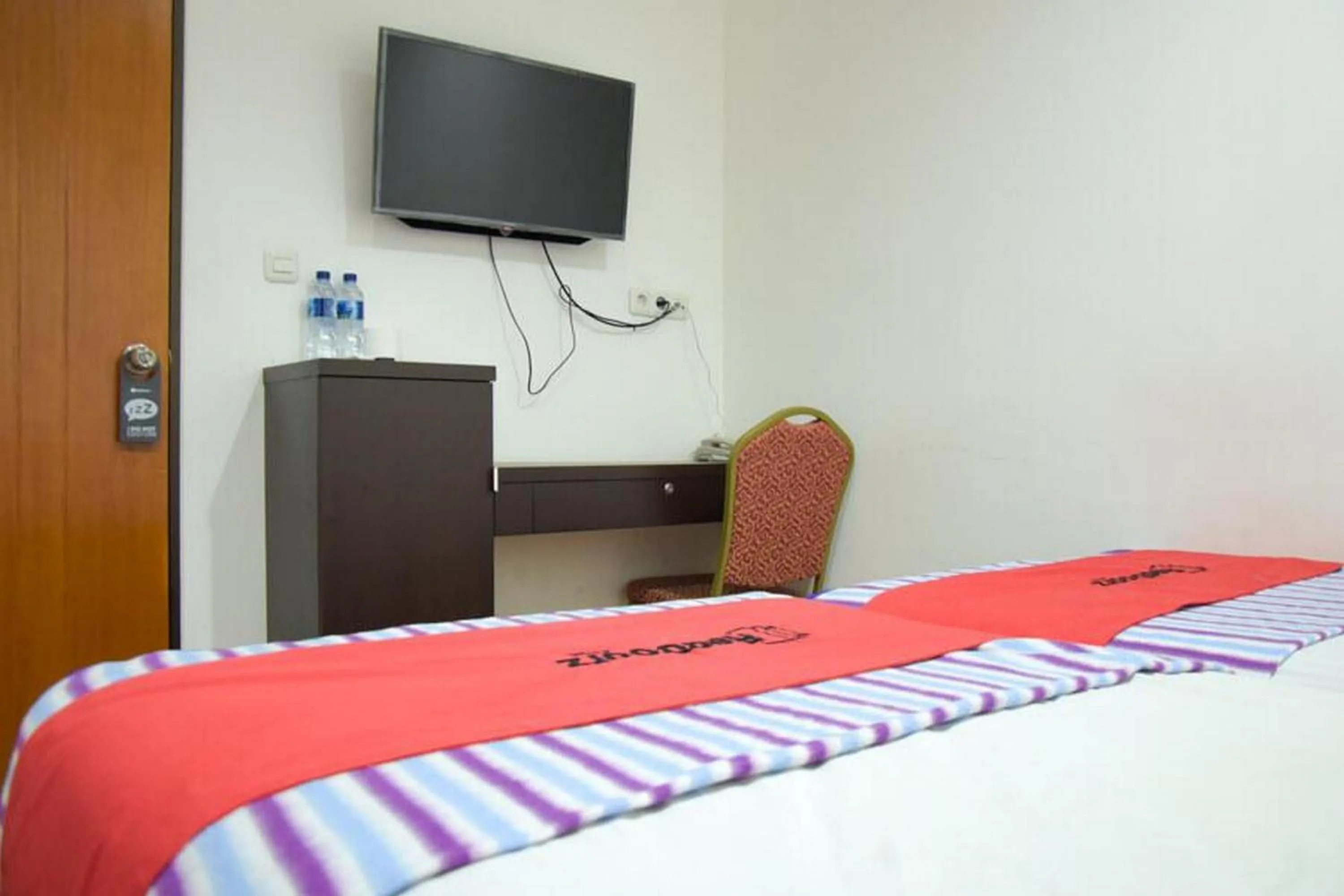 Bed in RedDoorz Plus near Plaza Indonesia