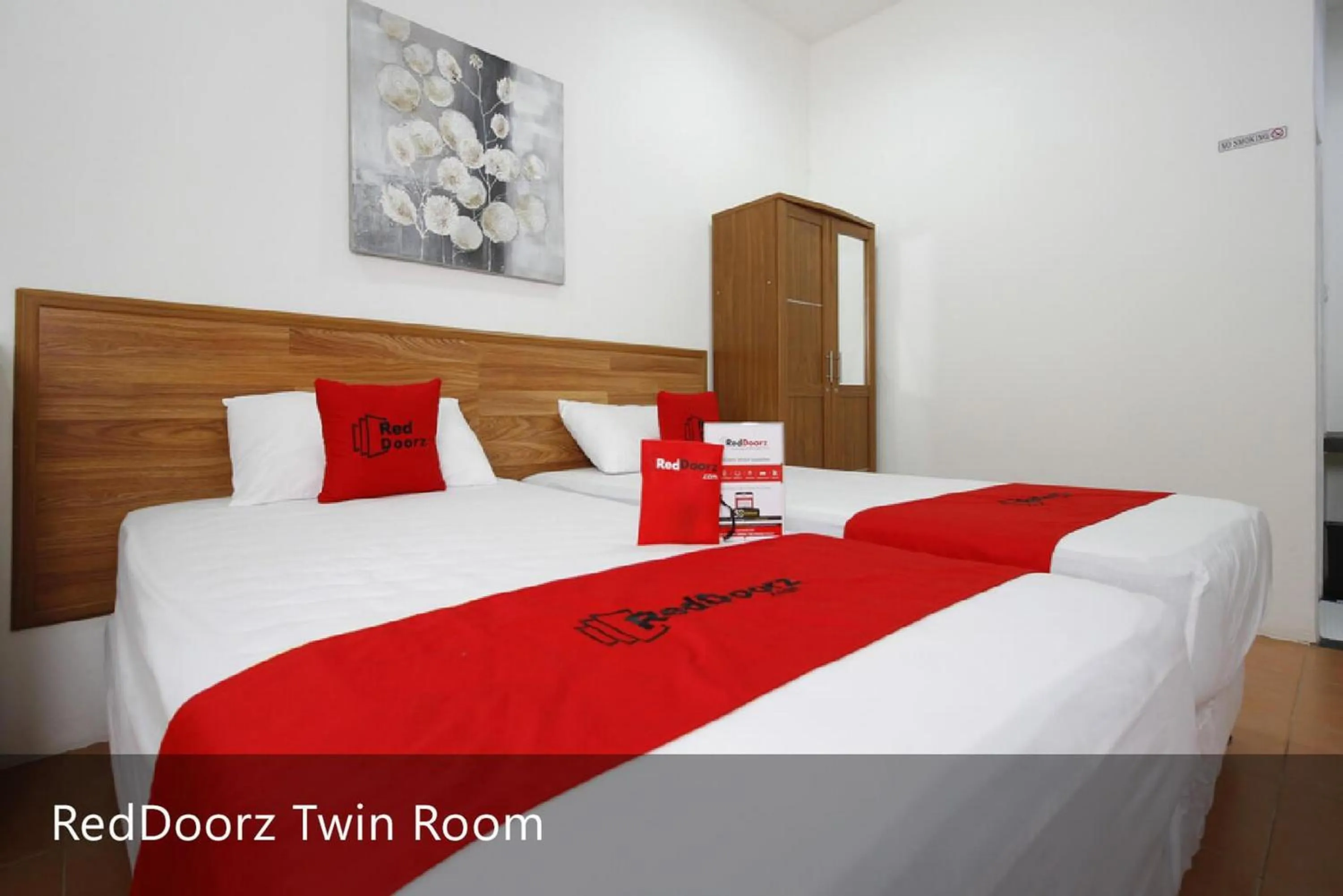 Bed in RedDoorz Plus near Plaza Indonesia